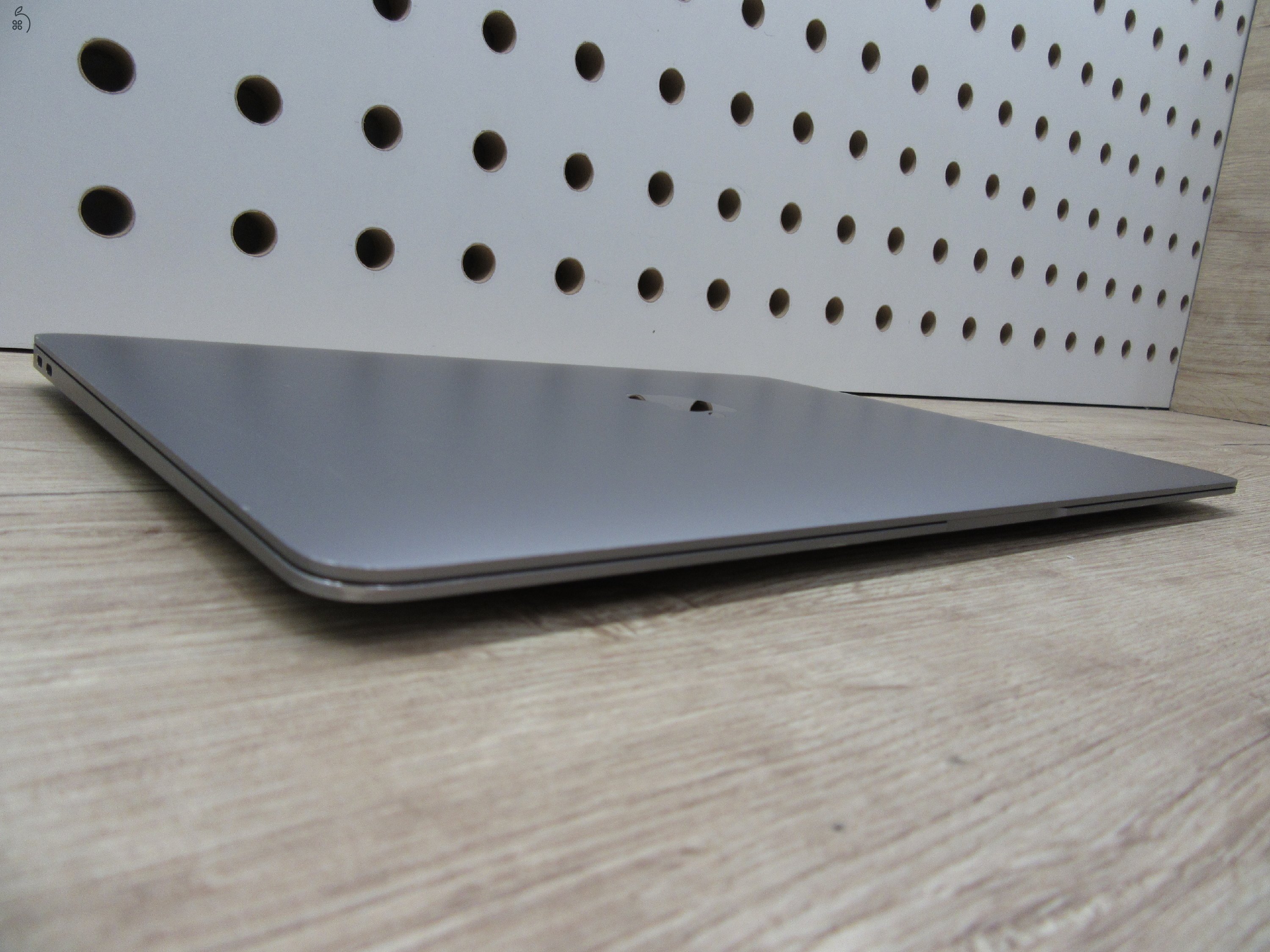 Apple MacBook Air 13” (2020, M1) – Pehelykönnyű, brutál gyors, akár 15 óra üzemidő – 8 GB RAM – 256 GB SSD – Használt, szép állapot – 175 ciklus / 86% akku – 3 hónap garancia