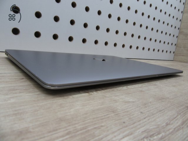 Apple MacBook Air 13” (2020, M1) – Pehelykönnyű, brutál gyors, akár 15 óra üzemidő – 8 GB RAM – 256 GB SSD – Használt, szép állapot – 175 ciklus / 86% akku – 3 hónap garancia