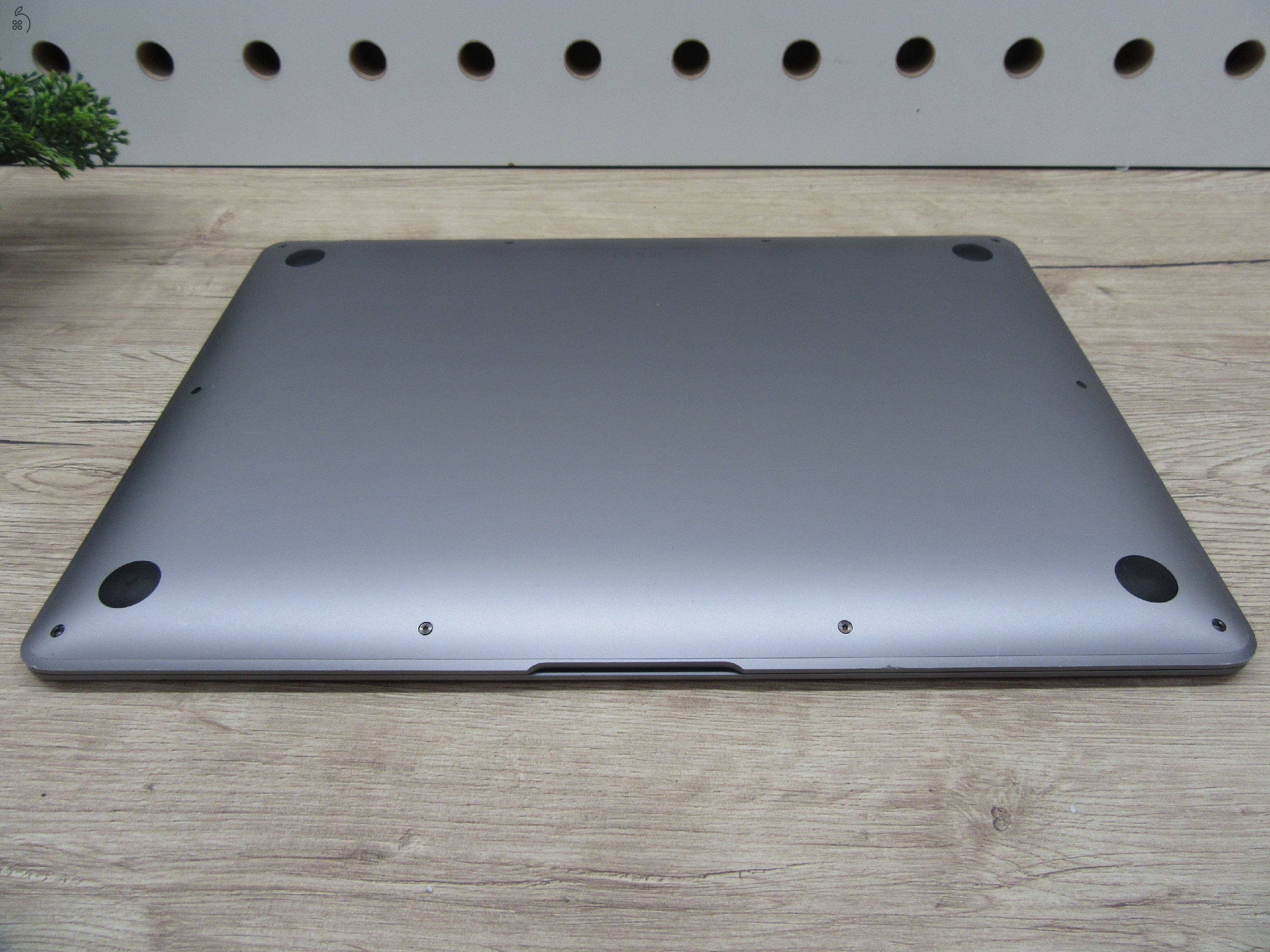 Apple MacBook Air 13” (2020, M1) – Pehelykönnyű, brutál gyors, akár 15 óra üzemidő – 8 GB RAM – 256 GB SSD – Használt, szép állapot – 175 ciklus / 86% akku – 3 hónap garancia