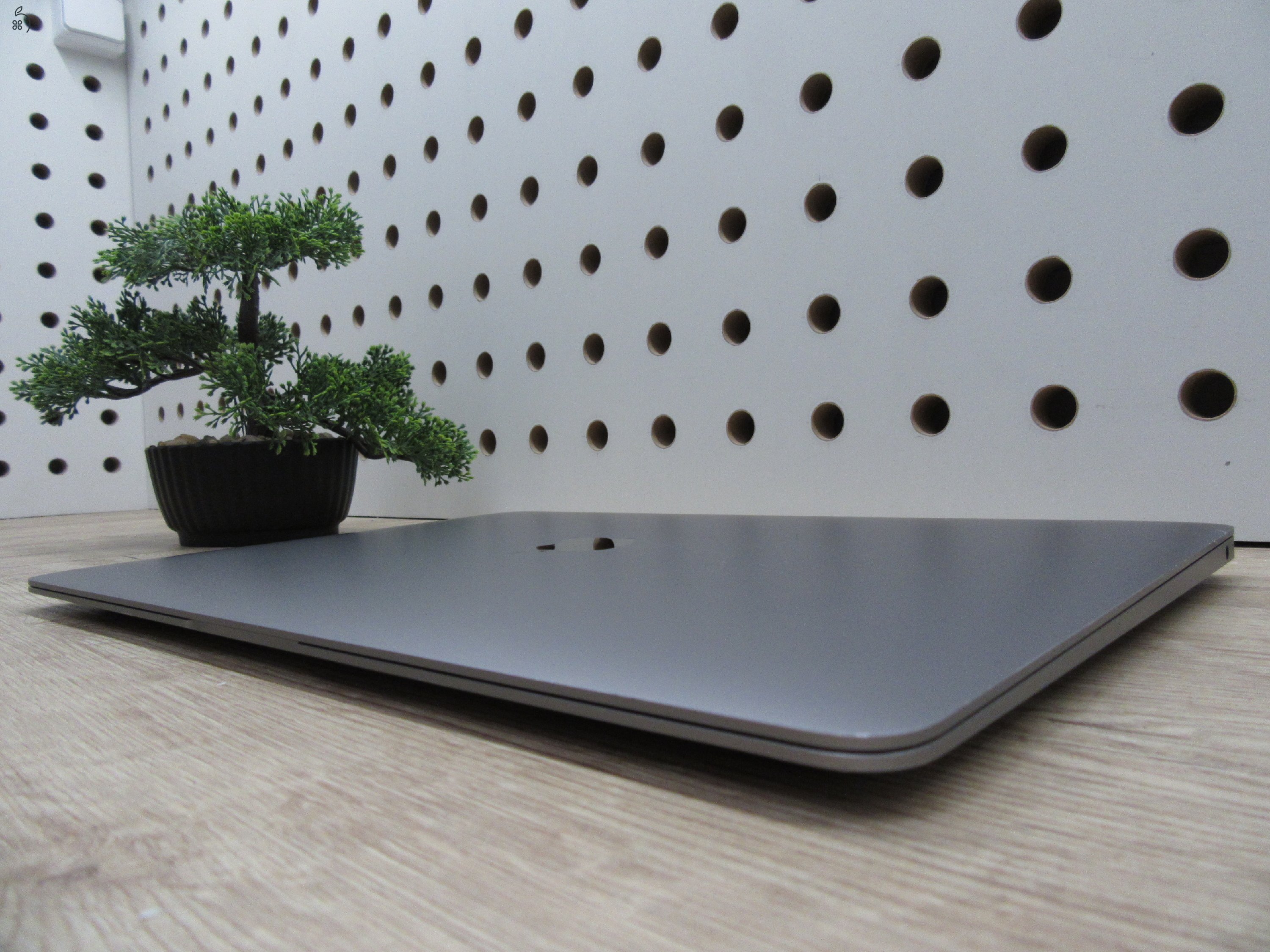 Apple MacBook Air 13” (2020, M1) – Pehelykönnyű, brutál gyors, akár 15 óra üzemidő – 8 GB RAM – 256 GB SSD – Használt, szép állapot – 175 ciklus / 86% akku – 3 hónap garancia