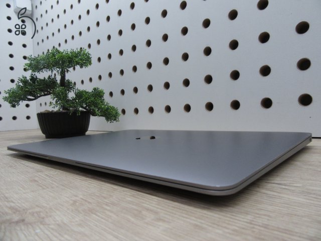 Apple MacBook Air 13” (2020, M1) – Pehelykönnyű, brutál gyors, akár 15 óra üzemidő – 8 GB RAM – 256 GB SSD – Használt, szép állapot – 175 ciklus / 86% akku – 3 hónap garancia