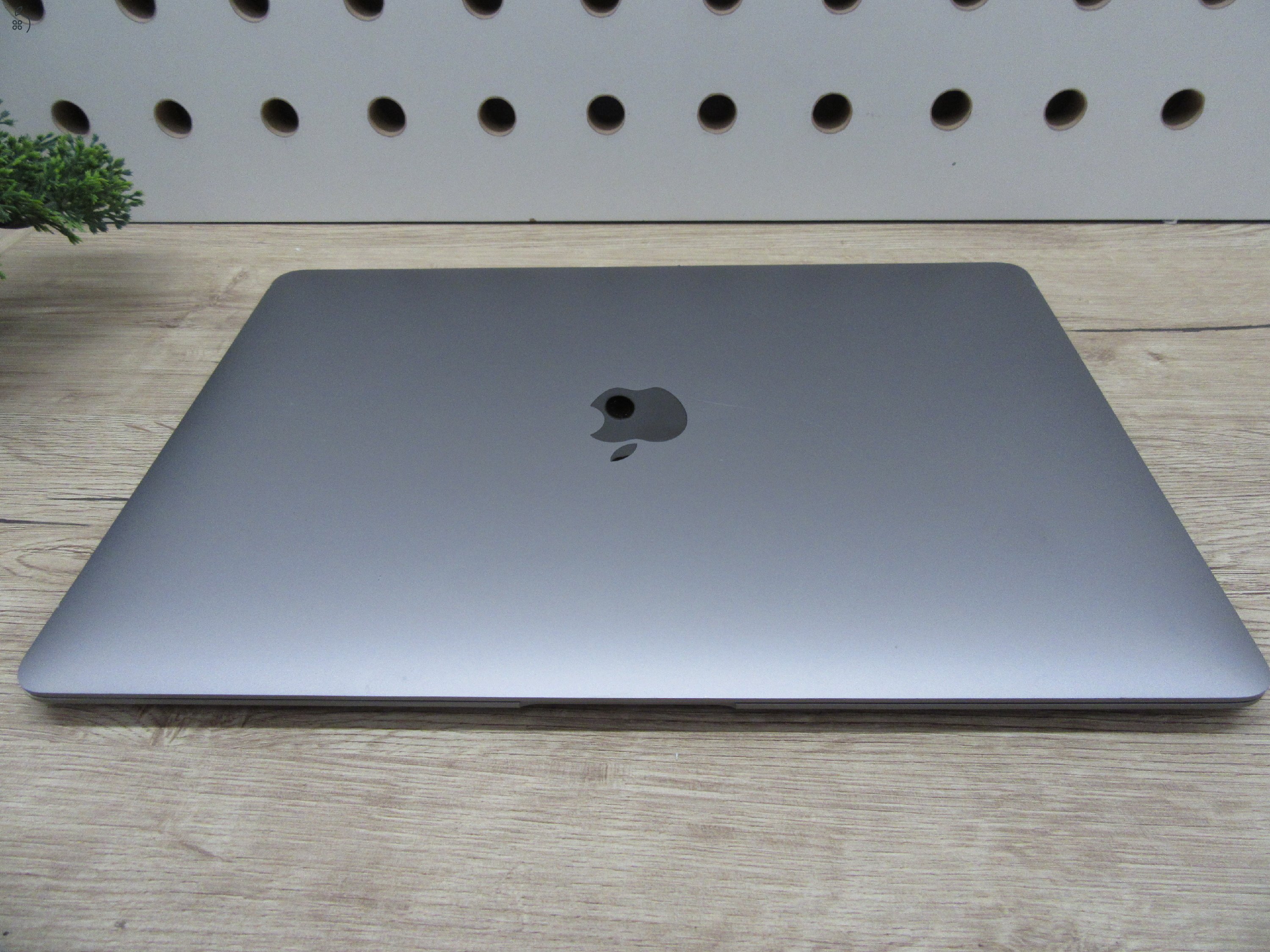 Apple MacBook Air 13” (2020, M1) – Pehelykönnyű, brutál gyors, akár 15 óra üzemidő – 8 GB RAM – 256 GB SSD – Használt, szép állapot – 175 ciklus / 86% akku – 3 hónap garancia