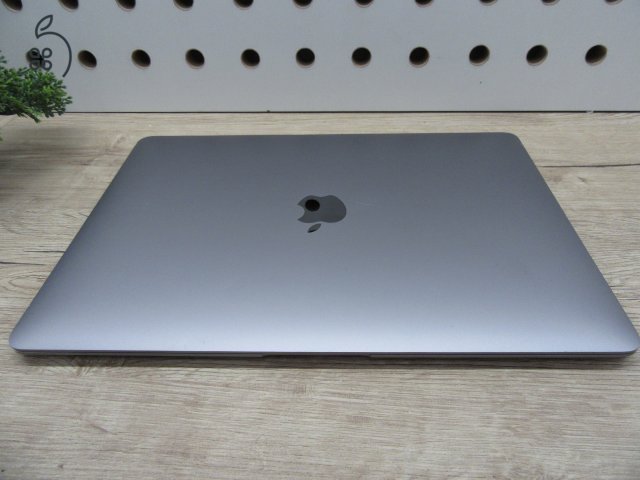 Apple MacBook Air 13” (2020, M1) – Pehelykönnyű, brutál gyors, akár 15 óra üzemidő – 8 GB RAM – 256 GB SSD – Használt, szép állapot – 175 ciklus / 86% akku – 3 hónap garancia