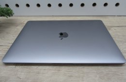 Apple MacBook Air 13” (2020, M1) – Pehelykönnyű, brutál gyors, akár 15 óra üzemidő – 8 GB RAM – 256 GB SSD – Használt, szép állapot – 175 ciklus / 86% akku – 3 hónap garancia