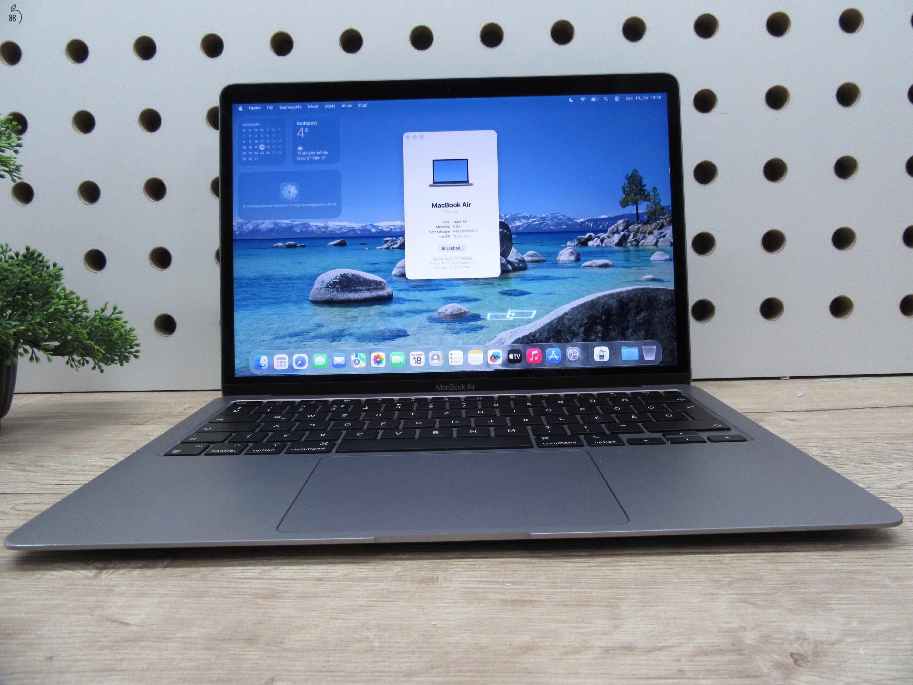 Apple MacBook Air 13” (2020, M1) – Pehelykönnyű, brutál gyors, akár 15 óra üzemidő – 8 GB RAM – 256 GB SSD – Használt, szép állapot – 175 ciklus / 86% akku – 3 hónap garancia