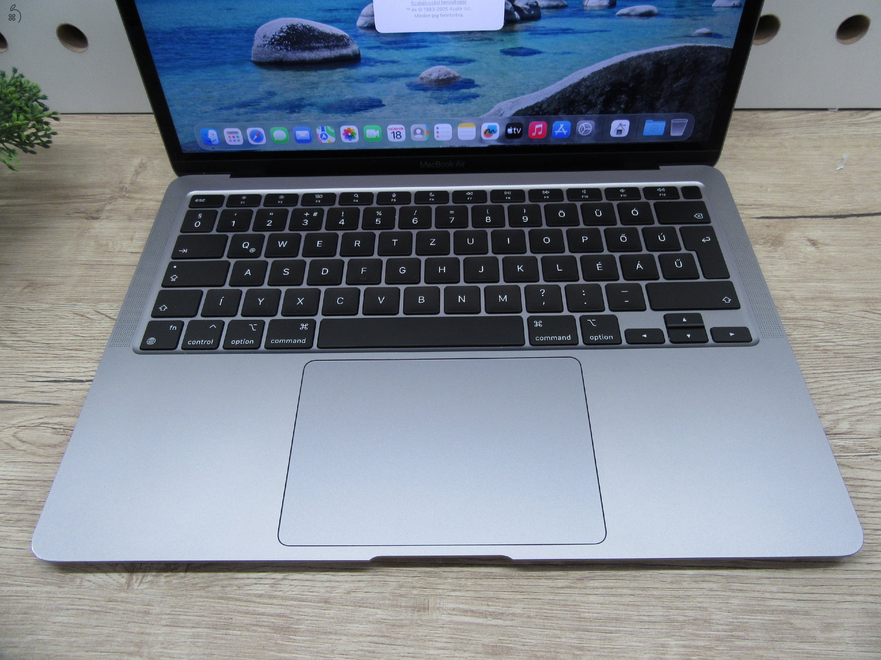 Apple MacBook Air 13” (2020, M1) – Pehelykönnyű, brutál gyors, akár 15 óra üzemidő – 8 GB RAM – 256 GB SSD – Használt, szép állapot – 175 ciklus / 86% akku – 3 hónap garancia