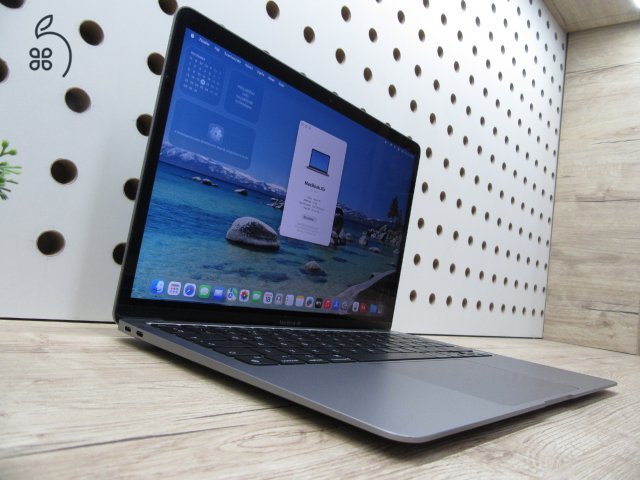 Apple MacBook Air 13” (2020, M1) – Pehelykönnyű, brutál gyors, akár 15 óra üzemidő – 8 GB RAM – 256 GB SSD – Használt, karcmentes – 220 ciklus / 85% akku – 3 hónap garancia