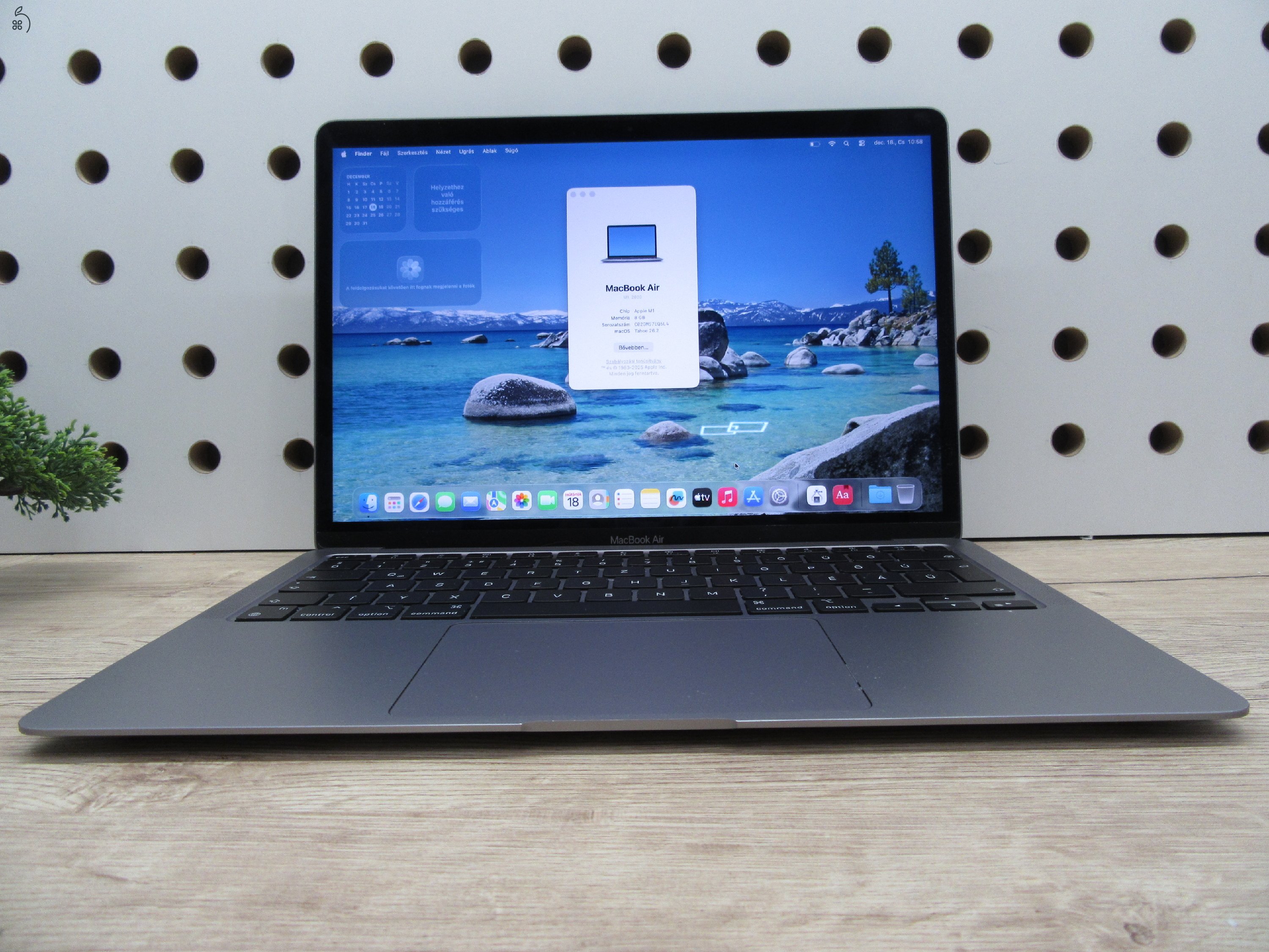 Apple MacBook Air 13” (2020, M1) – Pehelykönnyű, brutál gyors, akár 15 óra üzemidő – 8 GB RAM – 256 GB SSD – Használt, karcmentes – 220 ciklus / 85% akku – 3 hónap garancia