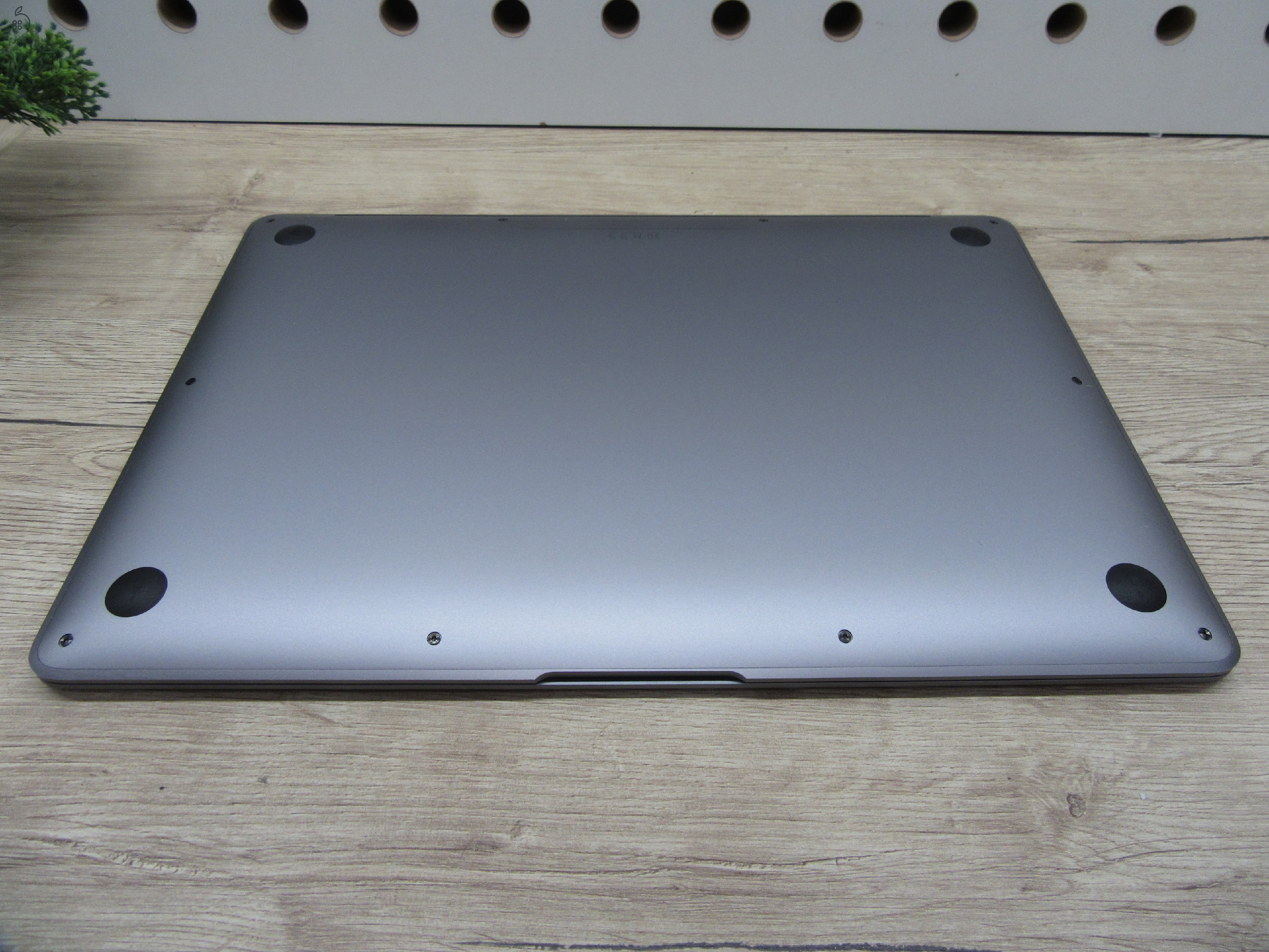 Apple MacBook Air 13” (2020, M1) – Pehelykönnyű, brutál gyors, akár 15 óra üzemidő – 8 GB RAM – 256 GB SSD – Használt, karcmentes – 220 ciklus / 85% akku – 3 hónap garancia