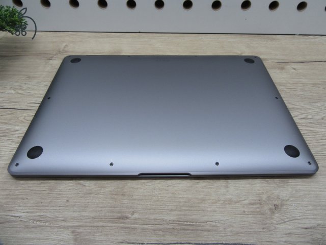 Apple MacBook Air 13” (2020, M1) – Pehelykönnyű, brutál gyors, akár 15 óra üzemidő – 8 GB RAM – 256 GB SSD – Használt, karcmentes – 220 ciklus / 85% akku – 3 hónap garancia