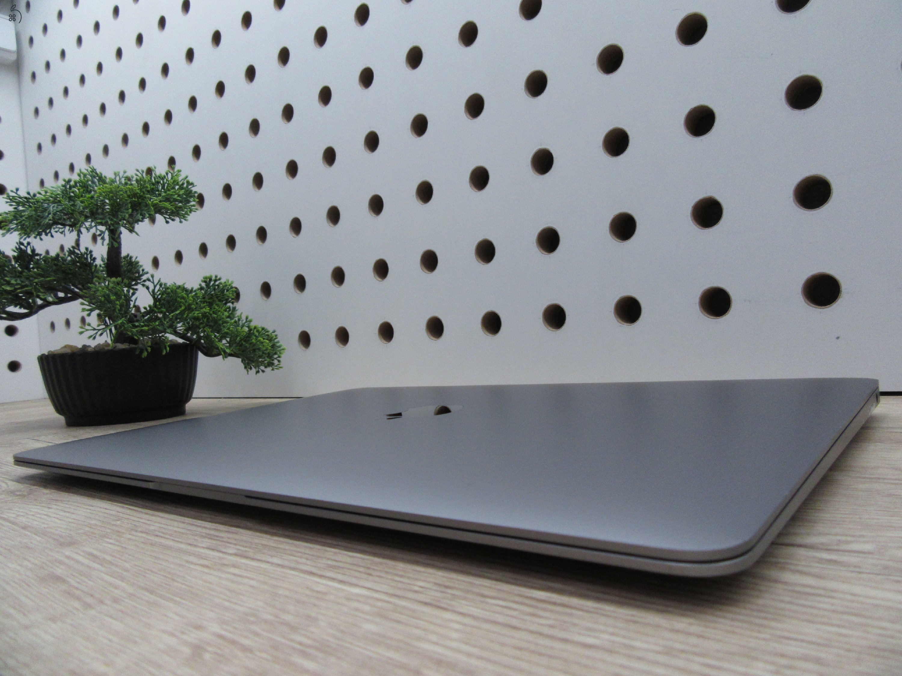 Apple MacBook Air 13” (2020, M1) – Pehelykönnyű, brutál gyors, akár 15 óra üzemidő – 8 GB RAM – 256 GB SSD – Használt, karcmentes – 220 ciklus / 85% akku – 3 hónap garancia