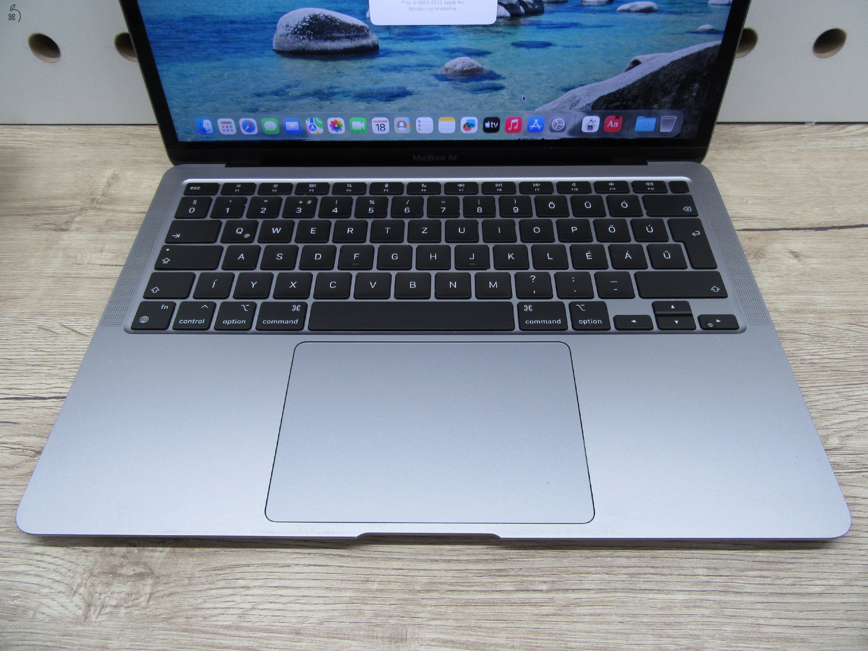 Apple MacBook Air 13” (2020, M1) – Pehelykönnyű, brutál gyors, akár 15 óra üzemidő – 8 GB RAM – 256 GB SSD – Használt, karcmentes – 220 ciklus / 85% akku – 3 hónap garancia