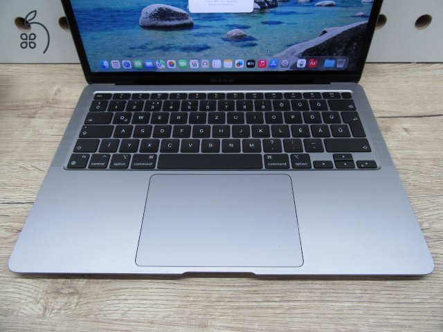 Apple MacBook Air 13” (2020, M1) – Pehelykönnyű, brutál gyors, akár 15 óra üzemidő – 8 GB RAM – 256 GB SSD – Használt, karcmentes – 220 ciklus / 85% akku – 3 hónap garancia