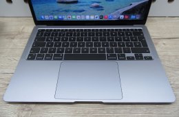 Apple MacBook Air 13” (2020, M1) – Pehelykönnyű, brutál gyors, akár 15 óra üzemidő – 8 GB RAM – 256 GB SSD – Használt, karcmentes – 220 ciklus / 85% akku – 3 hónap garancia