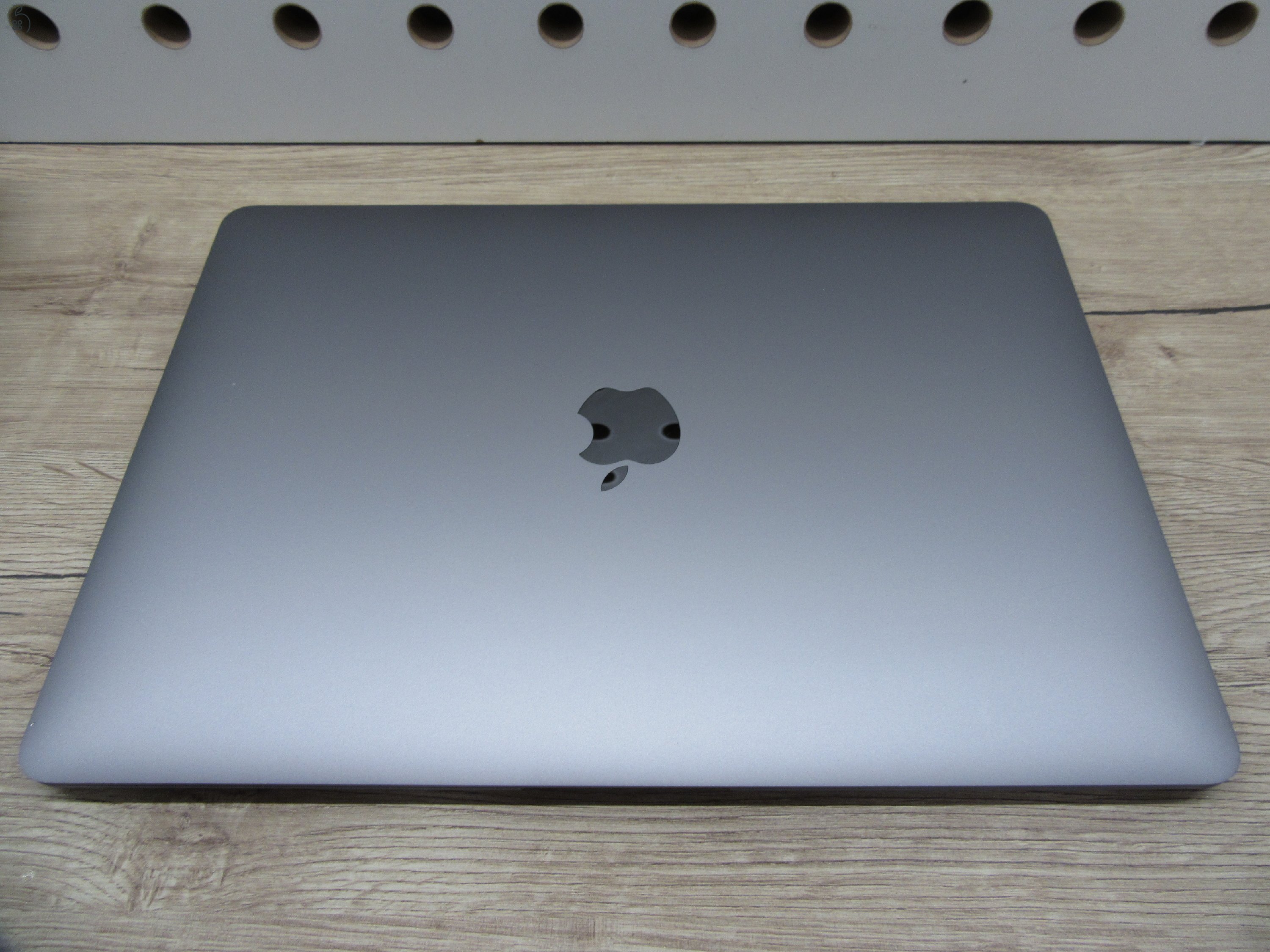 Apple MacBook Air 13” (2020, M1) – Pehelykönnyű, brutál gyors, akár 15 óra üzemidő – 8 GB RAM – 256 GB SSD – Használt, karcmentes – 220 ciklus / 85% akku – 3 hónap garancia