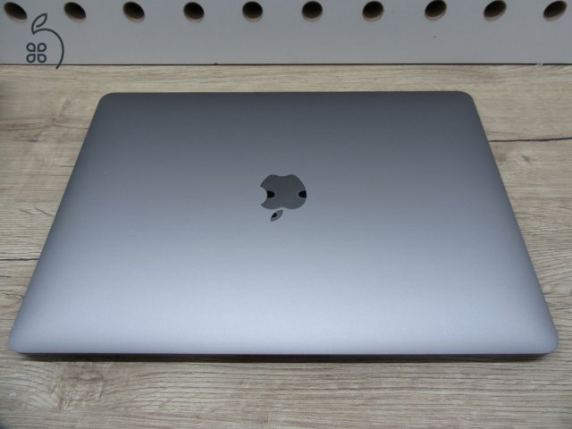 Apple MacBook Air 13” (2020, M1) – Pehelykönnyű, brutál gyors, akár 15 óra üzemidő – 8 GB RAM – 256 GB SSD – Használt, karcmentes – 220 ciklus / 85% akku – 3 hónap garancia