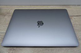 Apple MacBook Air 13” (2020, M1) – Pehelykönnyű, brutál gyors, akár 15 óra üzemidő – 8 GB RAM – 256 GB SSD – Használt, karcmentes – 220 ciklus / 85% akku – 3 hónap garancia