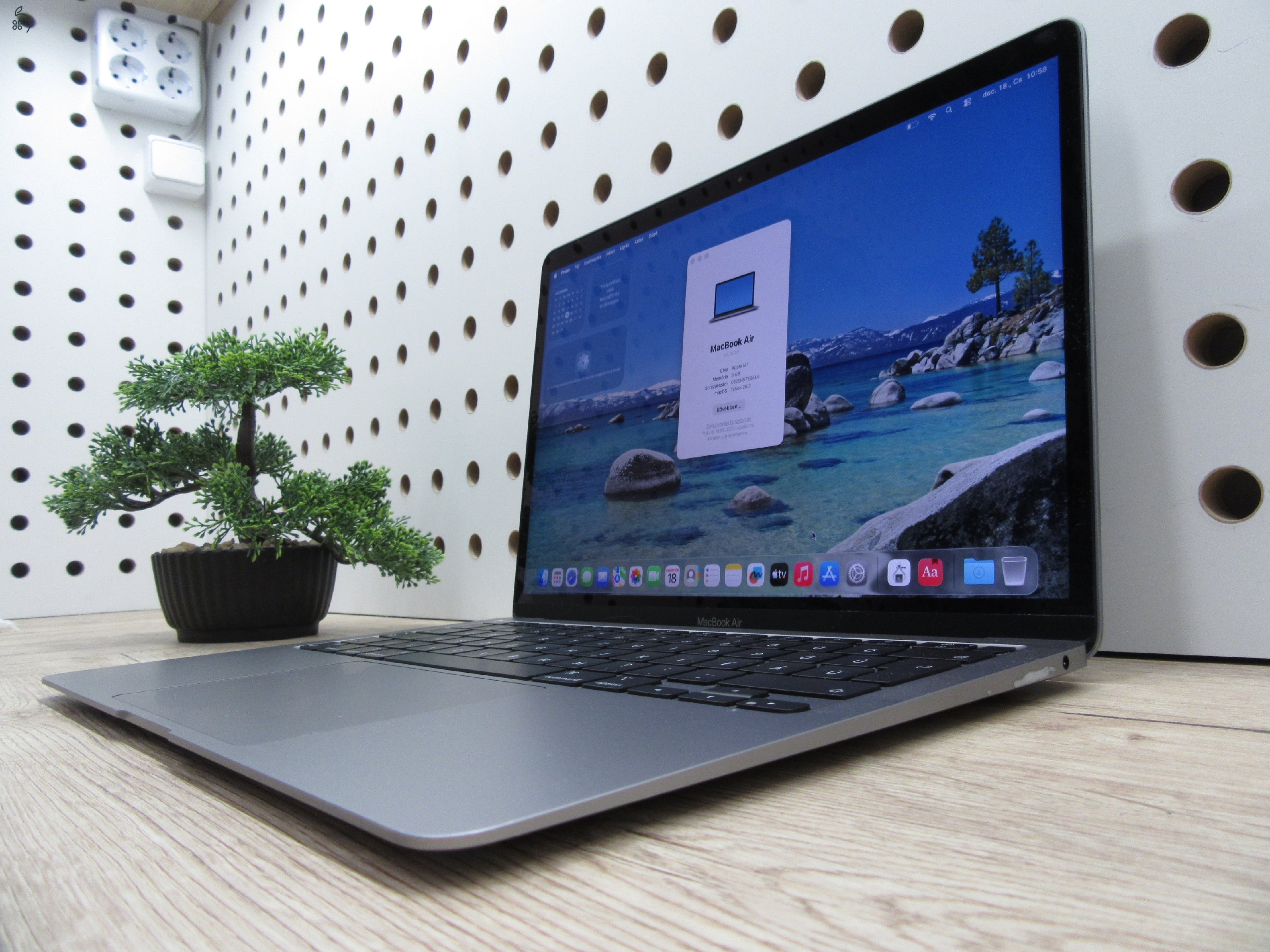 Apple MacBook Air 13” (2020, M1) – Pehelykönnyű, brutál gyors, akár 15 óra üzemidő – 8 GB RAM – 256 GB SSD – Használt, karcmentes – 220 ciklus / 85% akku – 3 hónap garancia