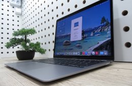 Apple MacBook Air 13” (2020, M1) – Pehelykönnyű, brutál gyors, akár 15 óra üzemidő – 8 GB RAM – 256 GB SSD – Használt, karcmentes – 220 ciklus / 85% akku – 3 hónap garancia