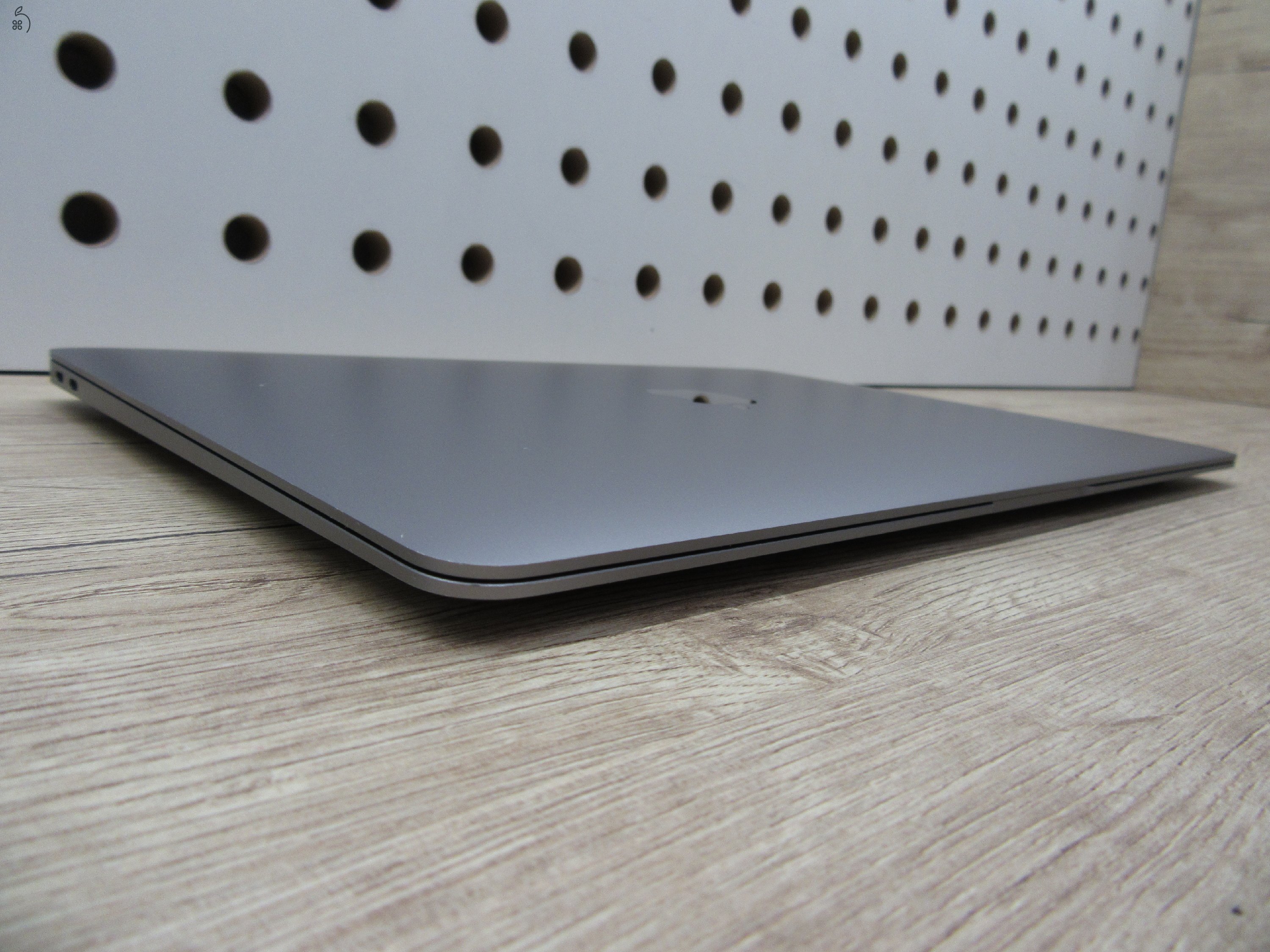 Apple MacBook Air 13” (2020, M1) – Pehelykönnyű, brutál gyors, akár 15 óra üzemidő – 8 GB RAM – 256 GB SSD – Használt, karcmentes – 220 ciklus / 85% akku – 3 hónap garancia