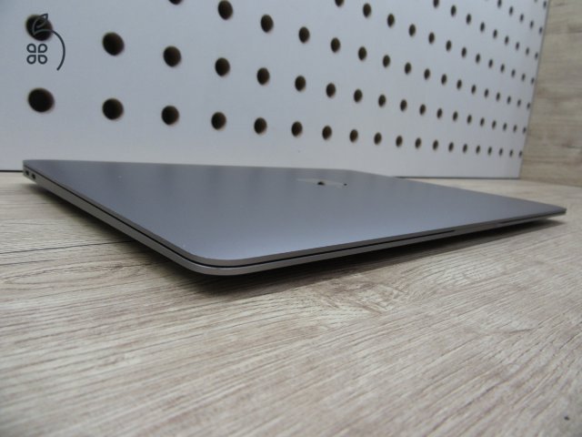 Apple MacBook Air 13” (2020, M1) – Pehelykönnyű, brutál gyors, akár 15 óra üzemidő – 8 GB RAM – 256 GB SSD – Használt, karcmentes – 220 ciklus / 85% akku – 3 hónap garancia