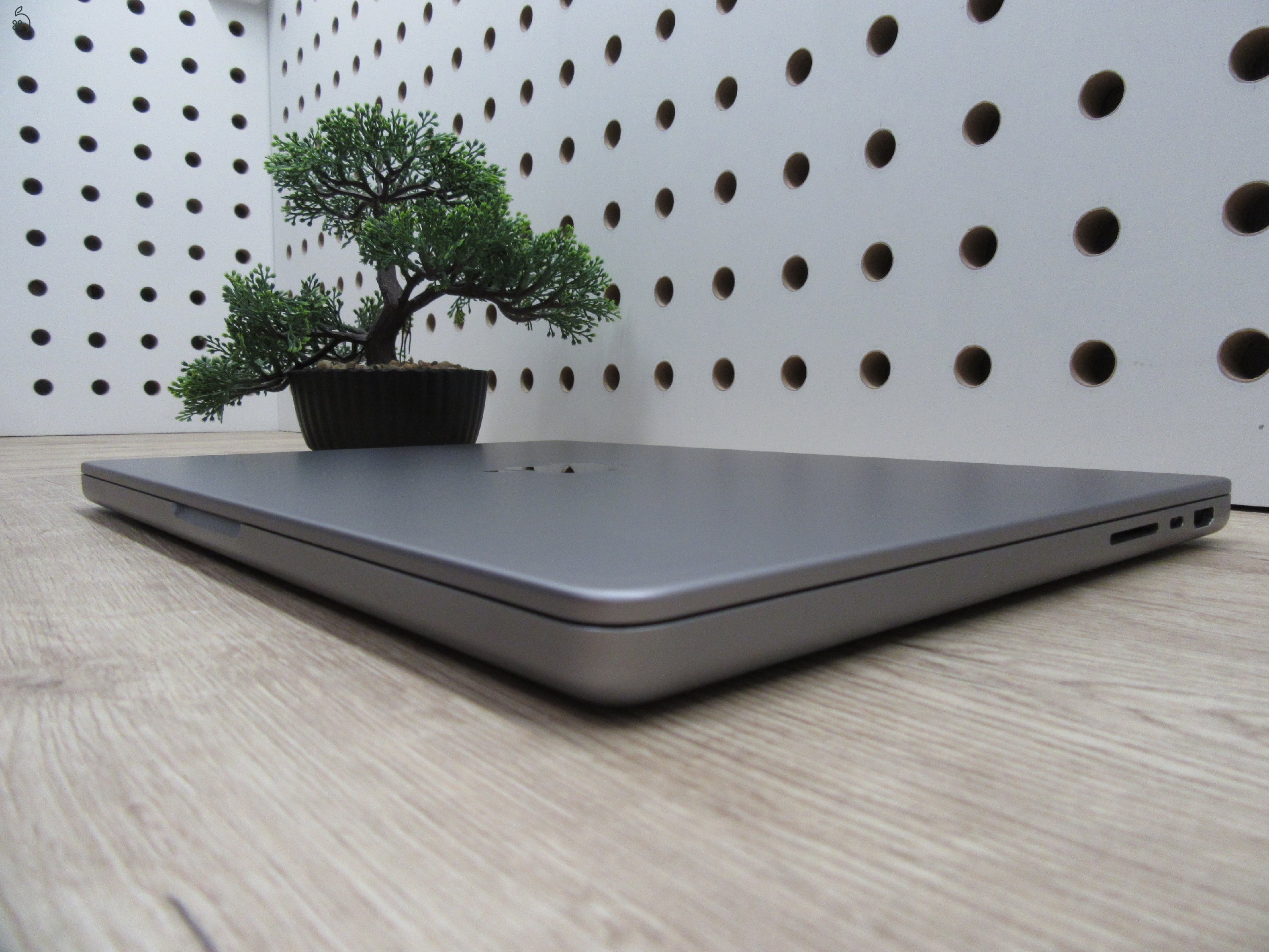 Apple MacBook Pro 14” (2021, M1 Pro) – Liquid Retina XDR élmény, brutál gyors munkagép, 32 GB RAM – 500 GB SSD – Használt, szép állapot – 287 ciklus / 85% akku – 3 hónap garancia