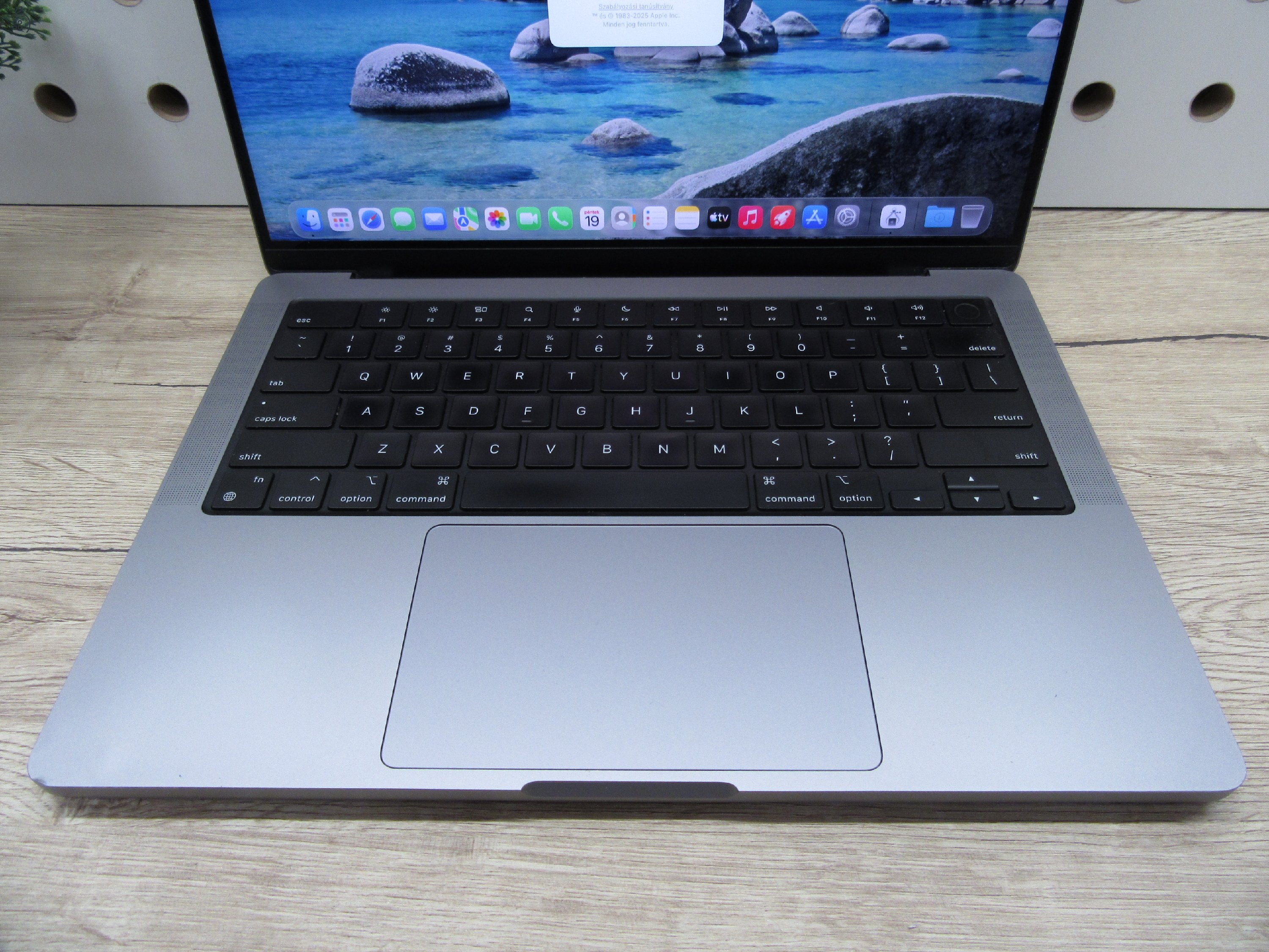 Apple MacBook Pro 14” (2021, M1 Max) – Liquid Retina XDR + ProMotion, brutál GPU erő kreatív munkára – 32 GB RAM – 500 GB SSD – Használt, megkímélt – 254 ciklus / 84% akku – 3 hónap garancia