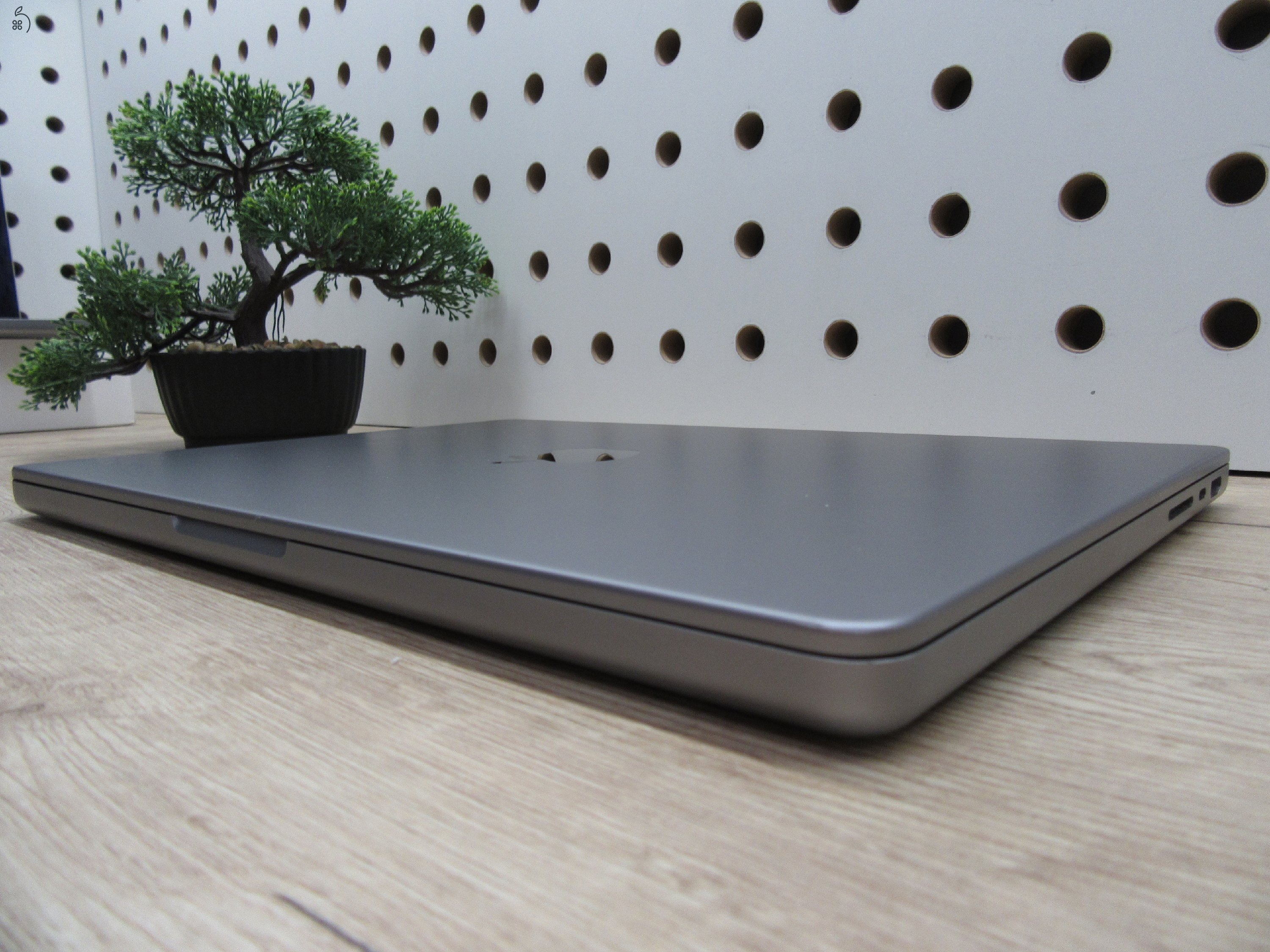 Apple MacBook Pro 14” (2021, M1 Max) – Liquid Retina XDR + ProMotion, brutál GPU erő kreatív munkára – 32 GB RAM – 500 GB SSD – Használt, megkímélt – 254 ciklus / 84% akku – 3 hónap garancia