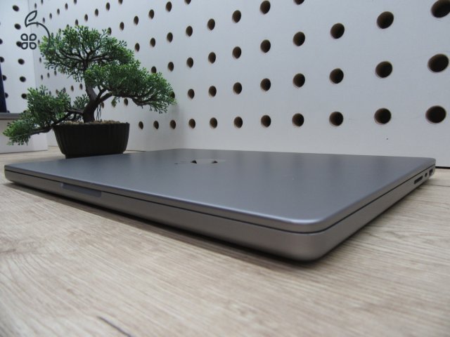 Apple MacBook Pro 14” (2021, M1 Max) – Liquid Retina XDR + ProMotion, brutál GPU erő kreatív munkára – 32 GB RAM – 500 GB SSD – Használt, megkímélt – 254 ciklus / 84% akku – 3 hónap garancia