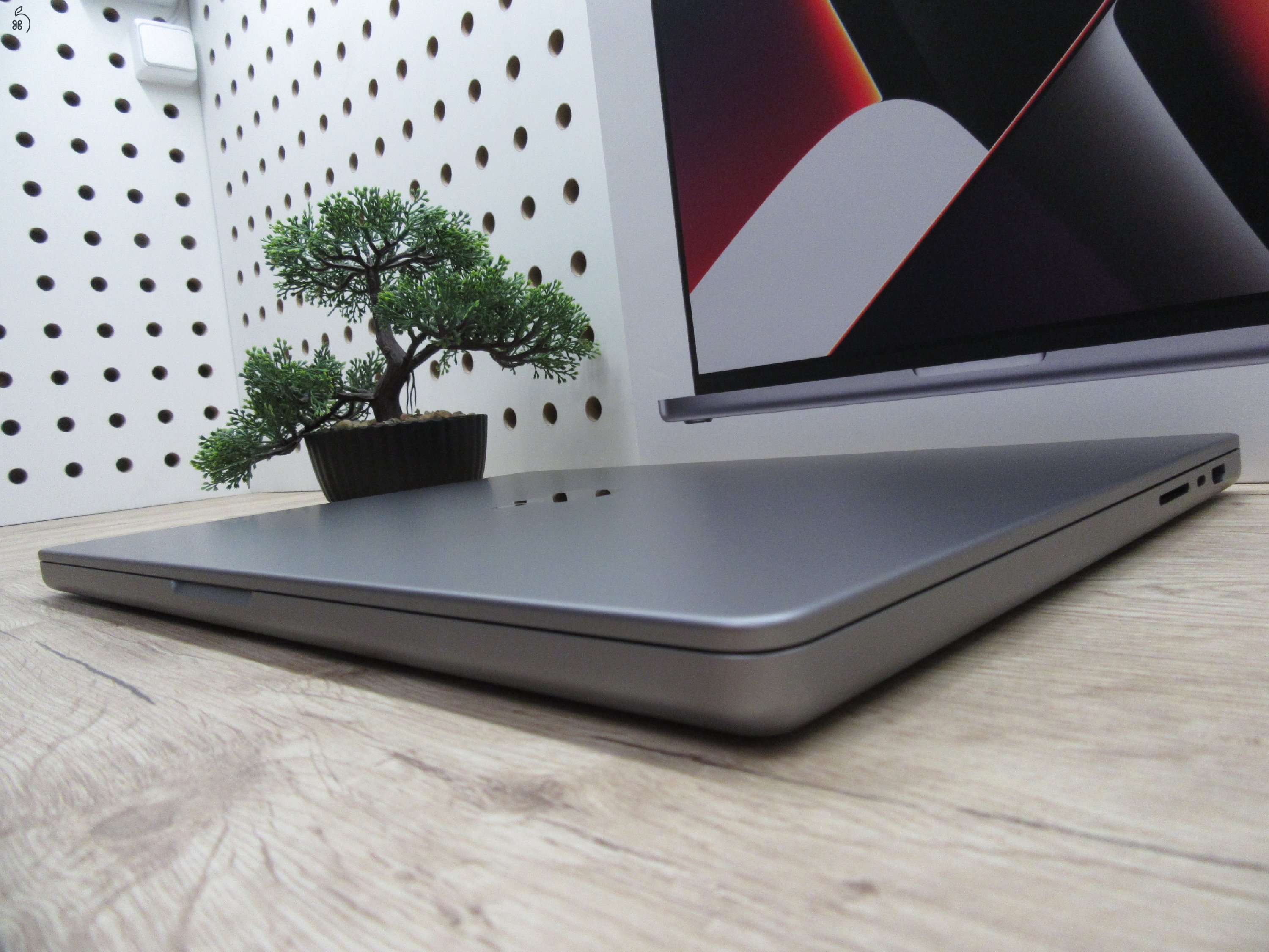 Apple MacBook Pro 16” (2021, M1 Max) – Szinte új állapot, 10 ciklus / 100% akku, Liquid Retina XDR + ProMotion, brutál teljesítmény – 32 GB RAM – 500 GB SSD – Használt, újszerű – 3 hónap garancia