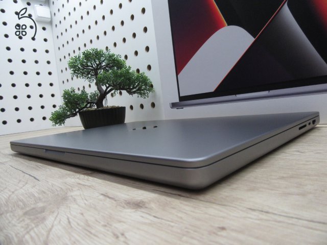 Apple MacBook Pro 16” (2021, M1 Max) – Szinte új állapot, 10 ciklus / 100% akku, Liquid Retina XDR + ProMotion, brutál teljesítmény – 32 GB RAM – 500 GB SSD – Használt, újszerű – 3 hónap garancia
