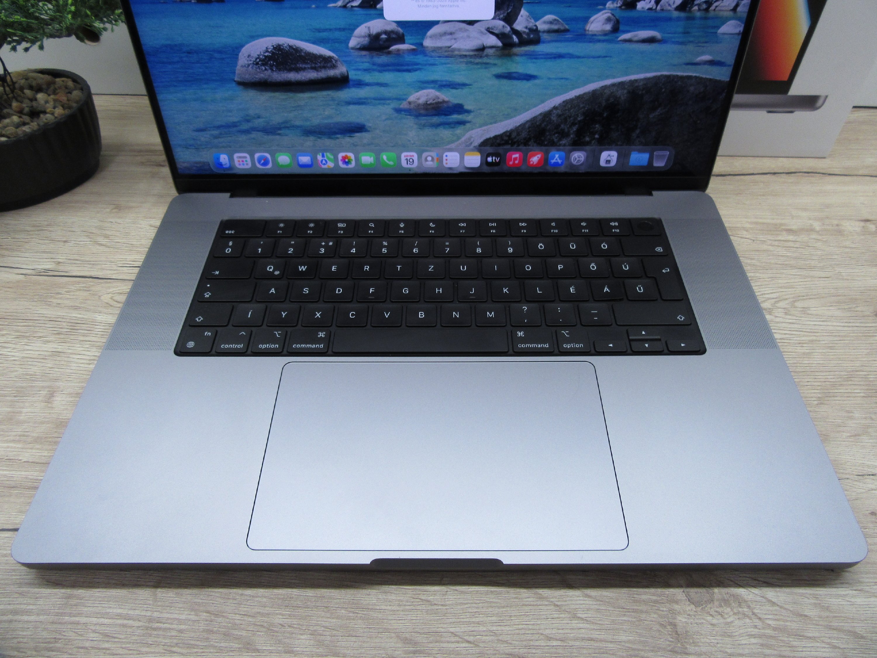 Apple MacBook Pro 16” (2021, M1 Max) – Szinte új állapot, 10 ciklus / 100% akku, Liquid Retina XDR + ProMotion, brutál teljesítmény – 32 GB RAM – 500 GB SSD – Használt, újszerű – 3 hónap garancia