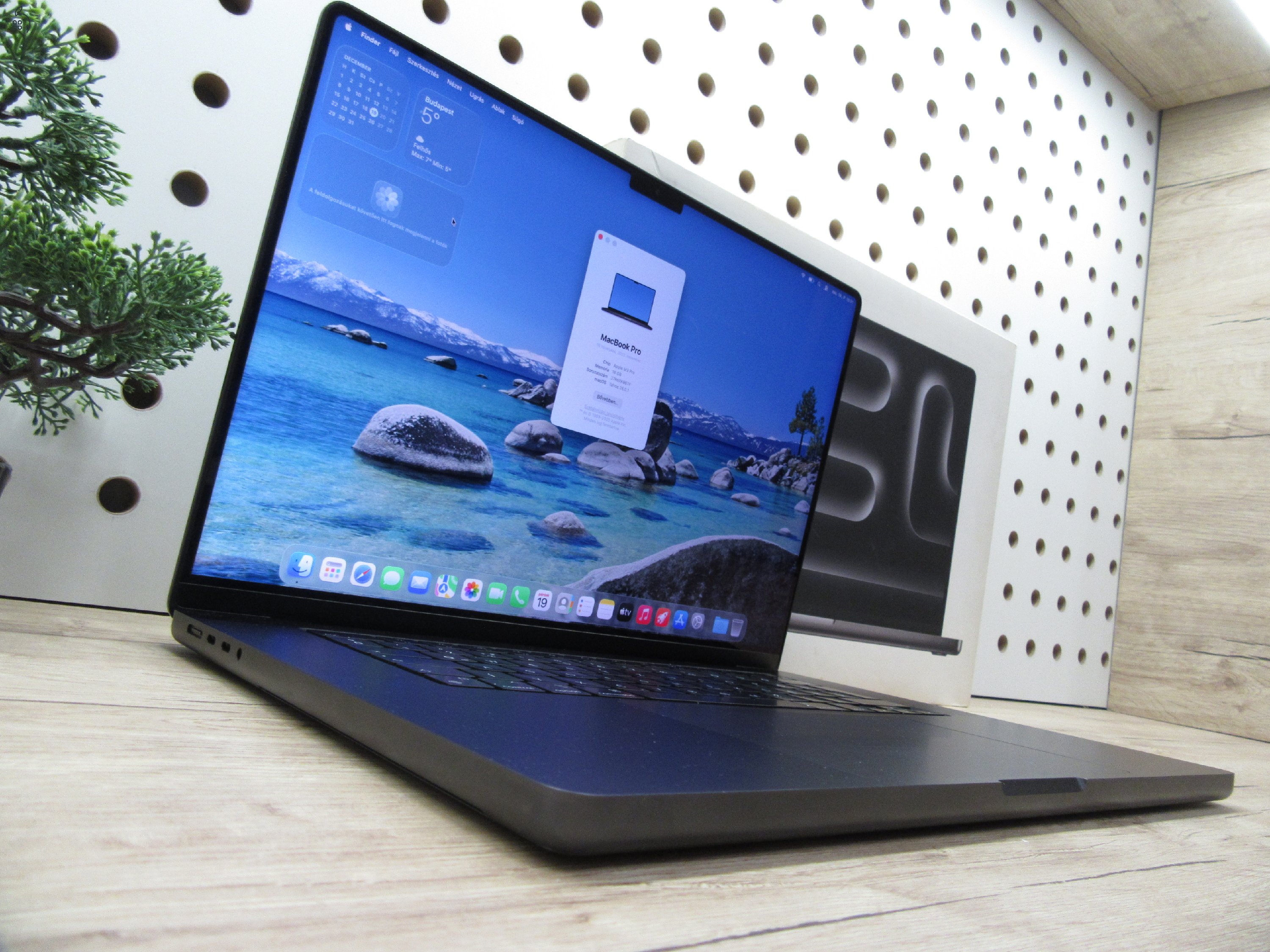 Apple MacBook Pro 16” (2023, M3 Pro) – Szupererős 12/18 magos chip, Liquid Retina XDR + ProMotion, 97% akku – 18 GB RAM – 500 GB SSD – Használt, karcmentes – 1 év garancia