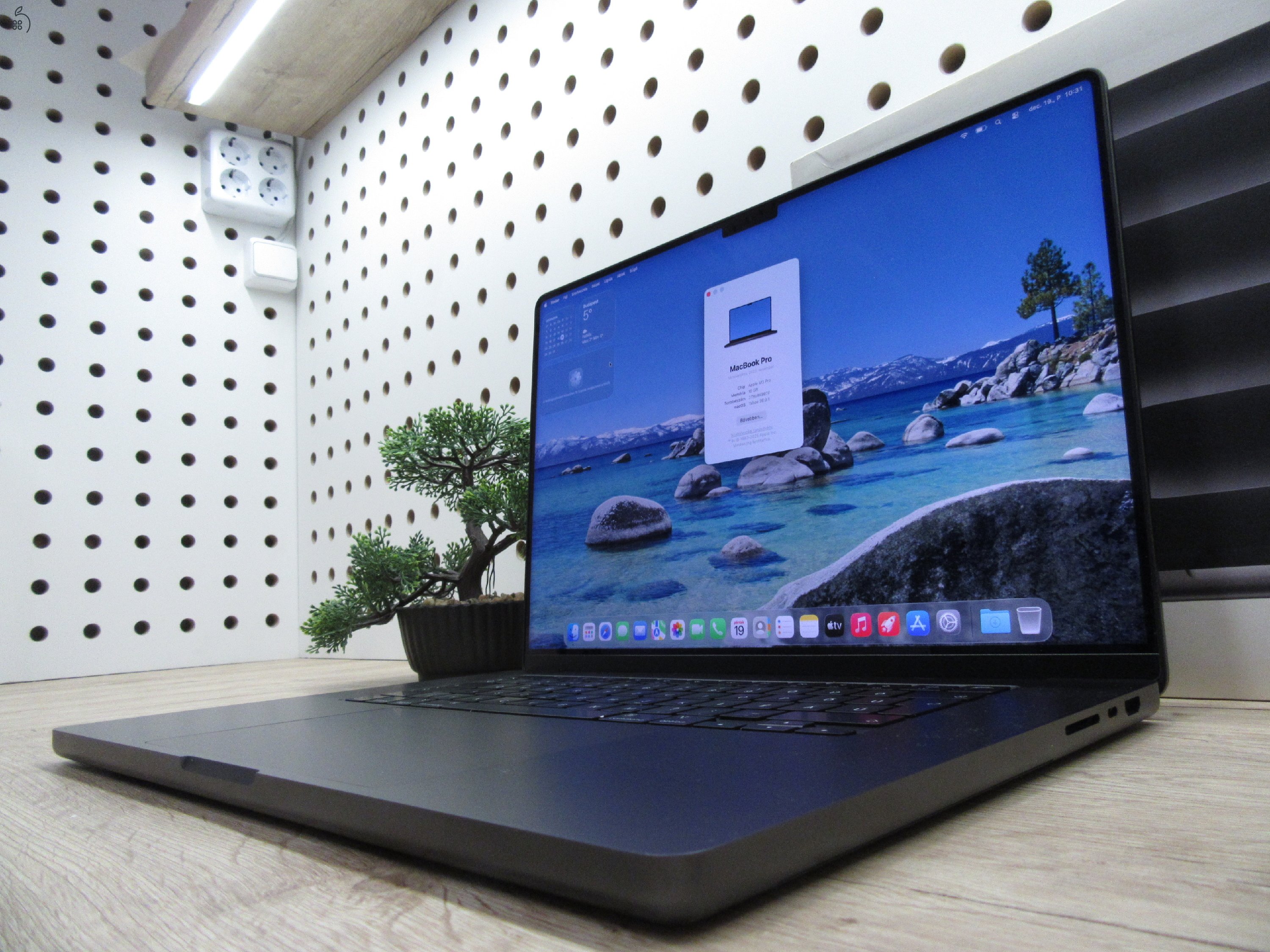 Apple MacBook Pro 16” (2023, M3 Pro) – Szupererős 12/18 magos chip, Liquid Retina XDR + ProMotion, 97% akku – 18 GB RAM – 500 GB SSD – Használt, karcmentes – 1 év garancia