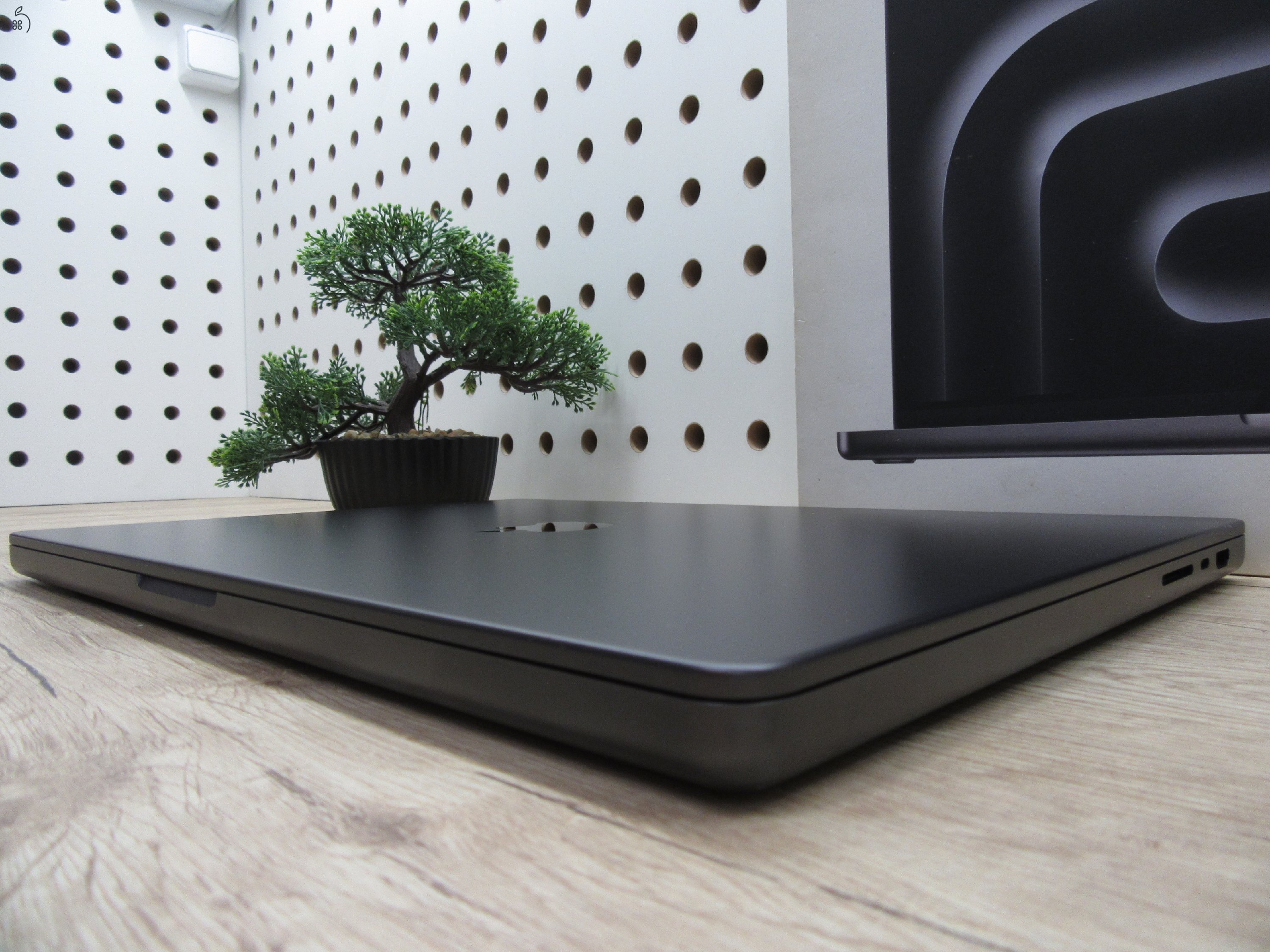 Apple MacBook Pro 16” (2023, M3 Pro) – Szupererős 12/18 magos chip, Liquid Retina XDR + ProMotion, 97% akku – 18 GB RAM – 500 GB SSD – Használt, karcmentes – 1 év garancia