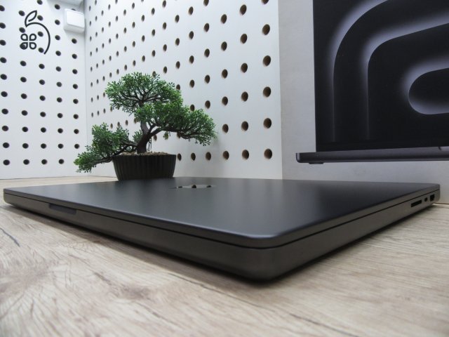 Apple MacBook Pro 16” (2023, M3 Pro) – Szupererős 12/18 magos chip, Liquid Retina XDR + ProMotion, 97% akku – 18 GB RAM – 500 GB SSD – Használt, karcmentes – 1 év garancia