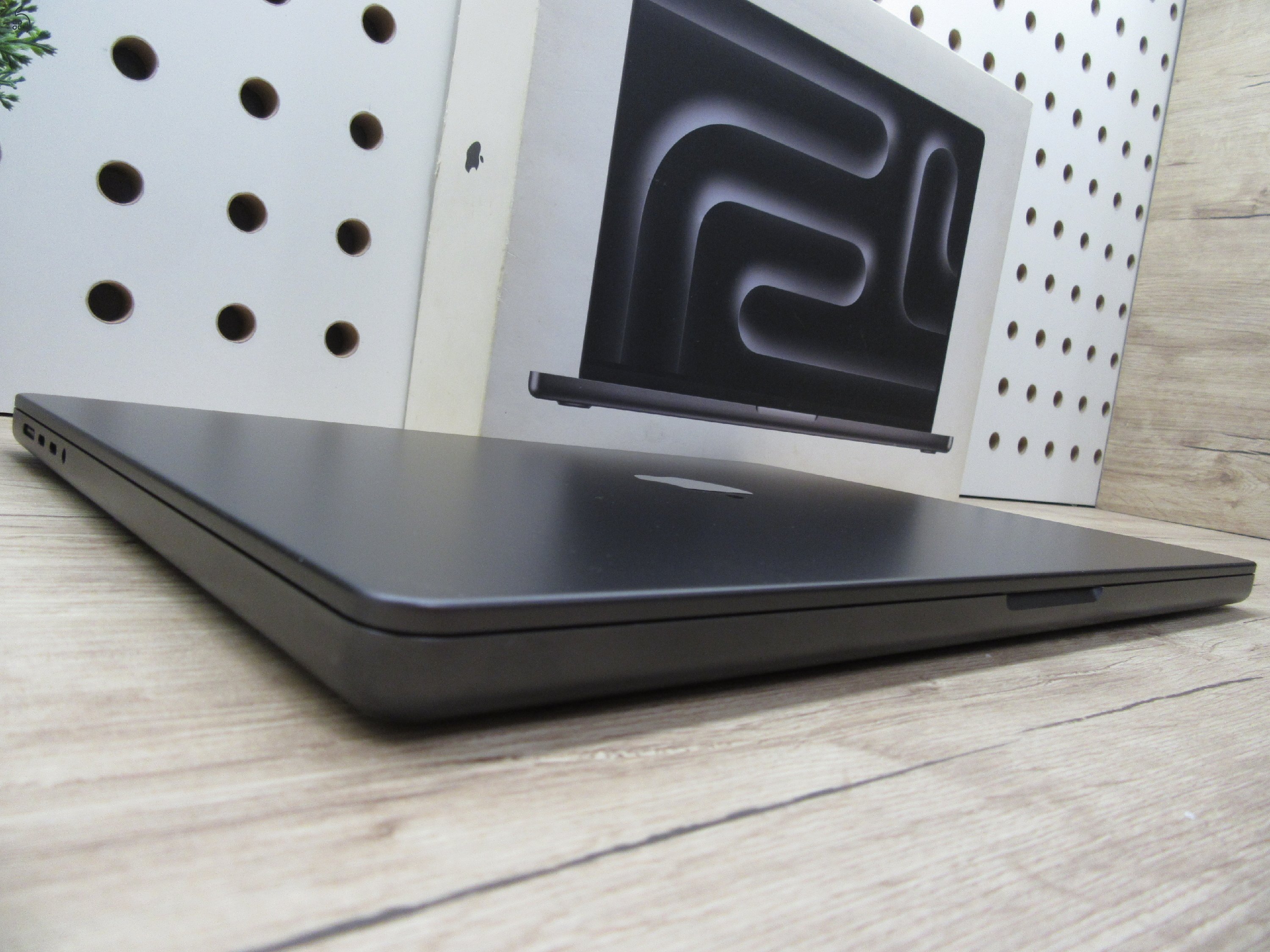 Apple MacBook Pro 16” (2023, M3 Pro) – Szupererős 12/18 magos chip, Liquid Retina XDR + ProMotion, 97% akku – 18 GB RAM – 500 GB SSD – Használt, karcmentes – 1 év garancia