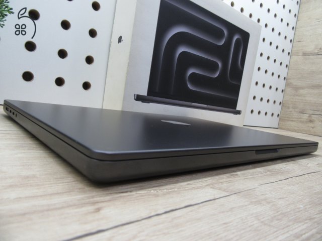 Apple MacBook Pro 16” (2023, M3 Pro) – Szupererős 12/18 magos chip, Liquid Retina XDR + ProMotion, 97% akku – 18 GB RAM – 500 GB SSD – Használt, karcmentes – 1 év garancia