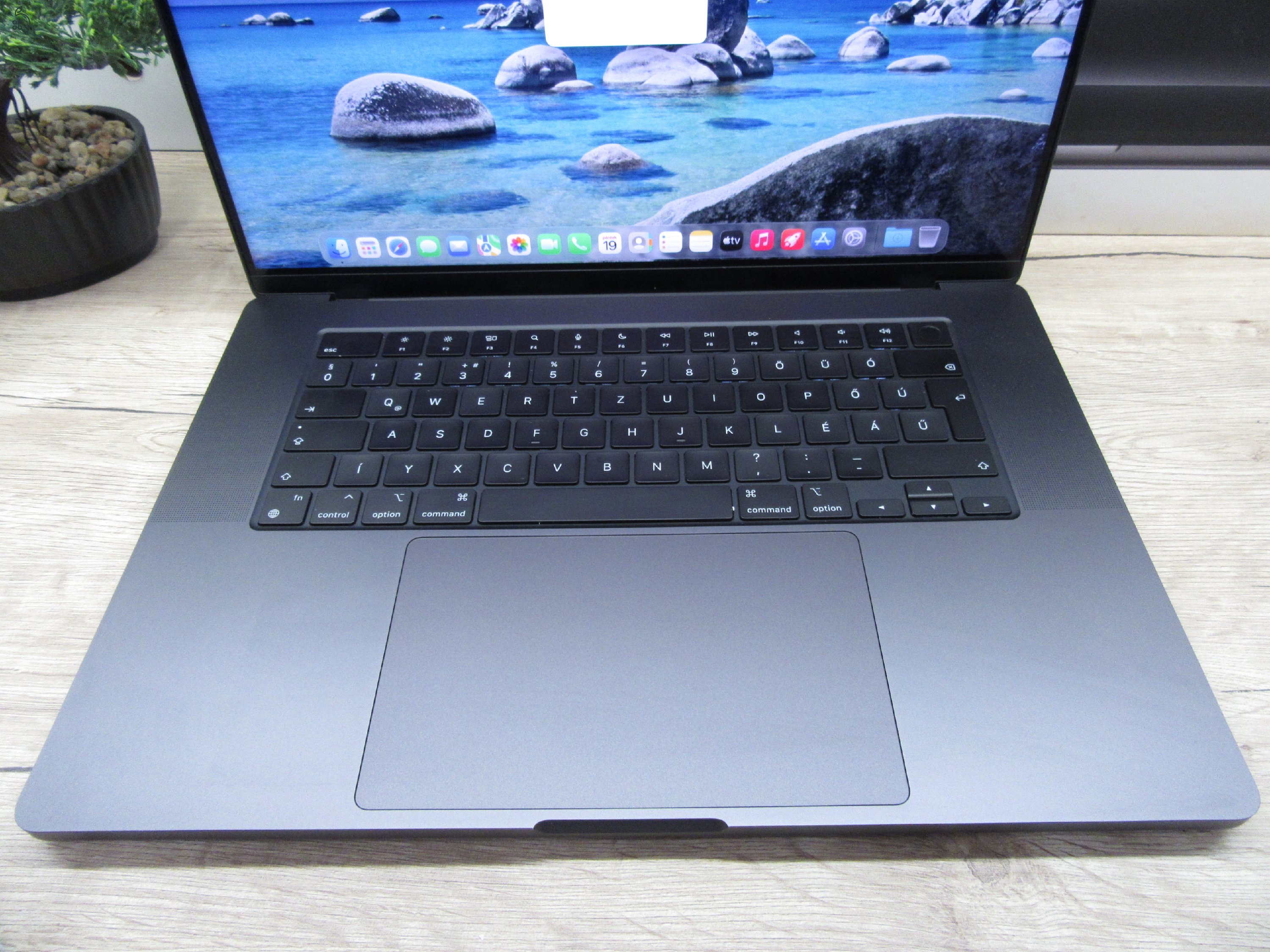 Apple MacBook Pro 16” (2023, M3 Pro) – Szupererős 12/18 magos chip, Liquid Retina XDR + ProMotion, 97% akku – 18 GB RAM – 500 GB SSD – Használt, karcmentes – 1 év garancia