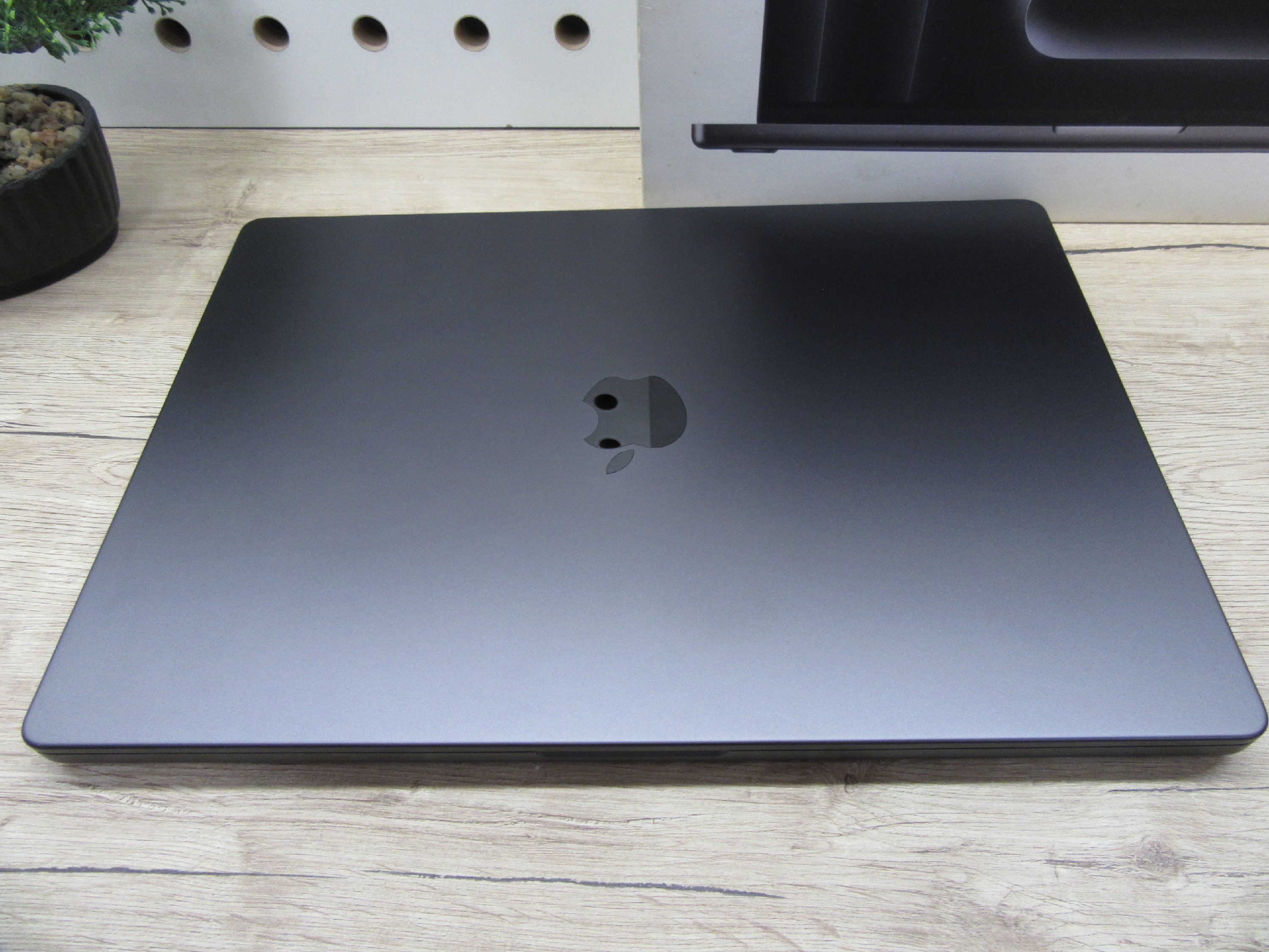 Apple MacBook Pro 16” (2023, M3 Pro) – Szupererős 12/18 magos chip, Liquid Retina XDR + ProMotion, 97% akku – 18 GB RAM – 500 GB SSD – Használt, karcmentes – 1 év garancia