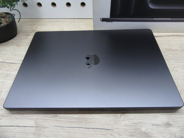 Apple MacBook Pro 16” (2023, M3 Pro) – Szupererős 12/18 magos chip, Liquid Retina XDR + ProMotion, 97% akku – 18 GB RAM – 500 GB SSD – Használt, karcmentes – 1 év garancia