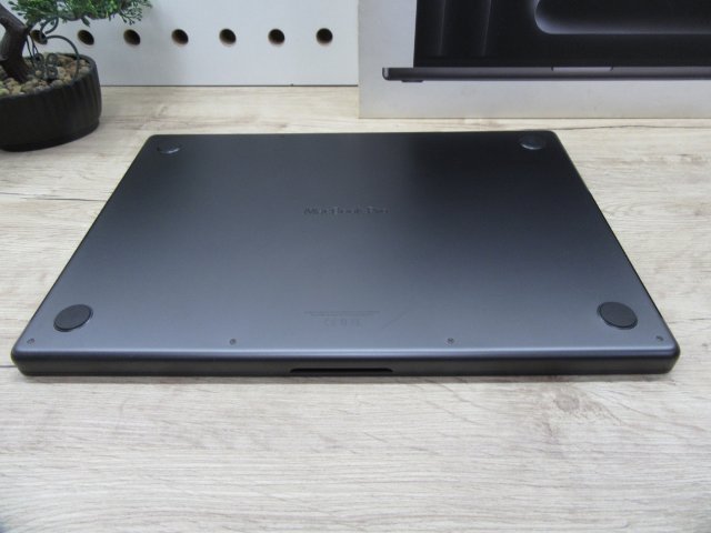 Apple MacBook Pro 16” (2023, M3 Pro) – Szupererős 12/18 magos chip, Liquid Retina XDR + ProMotion, 97% akku – 18 GB RAM – 500 GB SSD – Használt, karcmentes – 1 év garancia