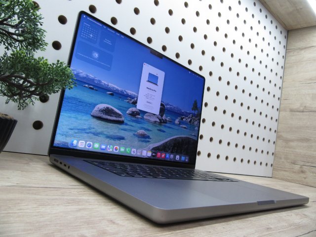 Apple MacBook Pro 16” (2021, M1 Max) – 64 GB RAM + 1 TB SSD, brutál 32-magos GPU, Liquid Retina XDR – Használt, szép állapot – 171 ciklus / 82% akku – 3 hónap garancia