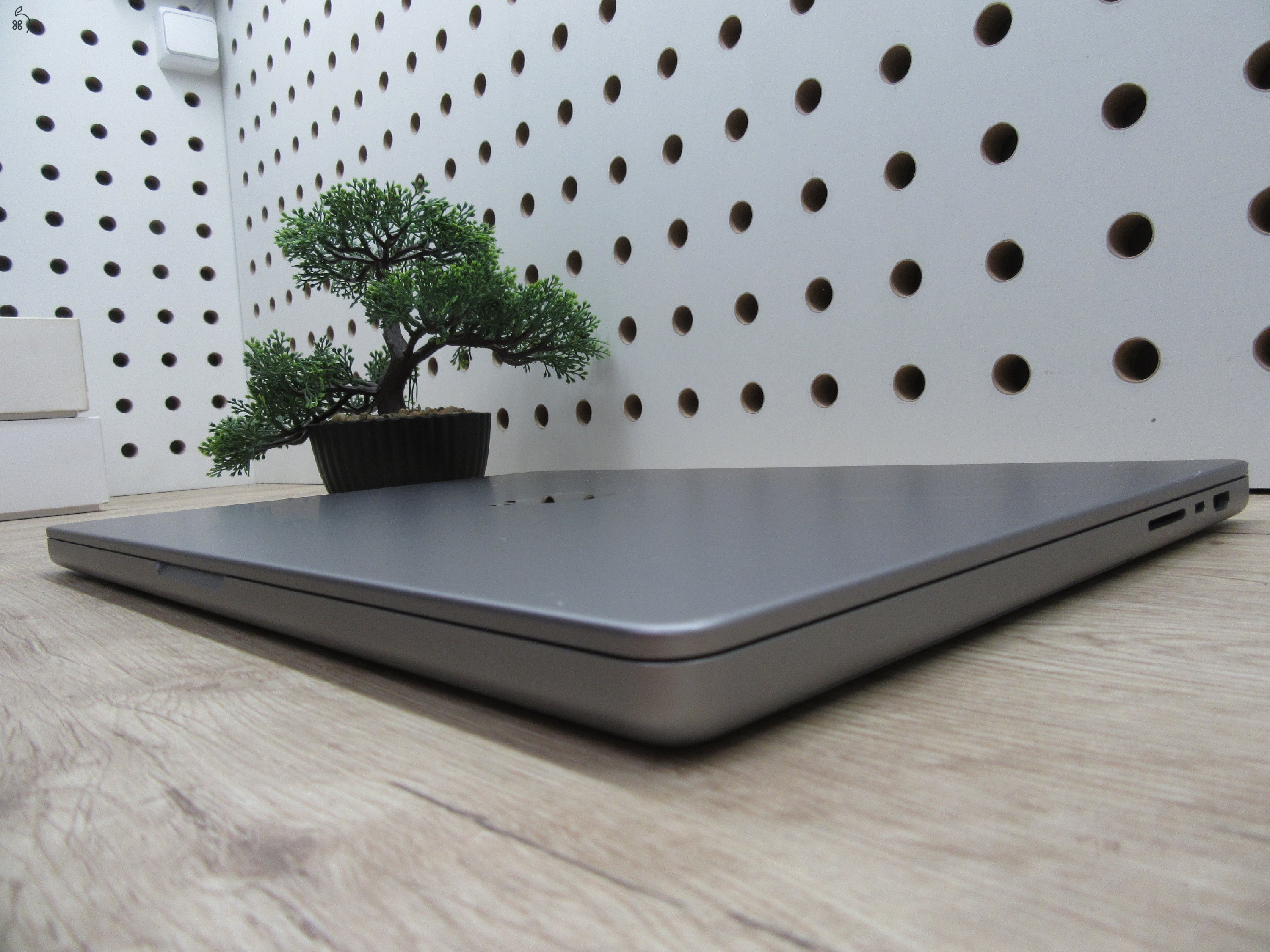 Apple MacBook Pro 16” (2021, M1 Max) – 64 GB RAM + 1 TB SSD, brutál 32-magos GPU, Liquid Retina XDR – Használt, szép állapot – 171 ciklus / 82% akku – 3 hónap garancia