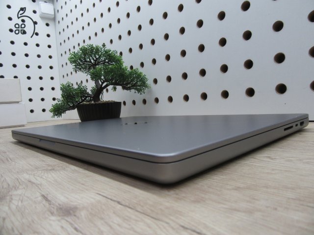 Apple MacBook Pro 16” (2021, M1 Max) – 64 GB RAM + 1 TB SSD, brutál 32-magos GPU, Liquid Retina XDR – Használt, szép állapot – 171 ciklus / 82% akku – 3 hónap garancia