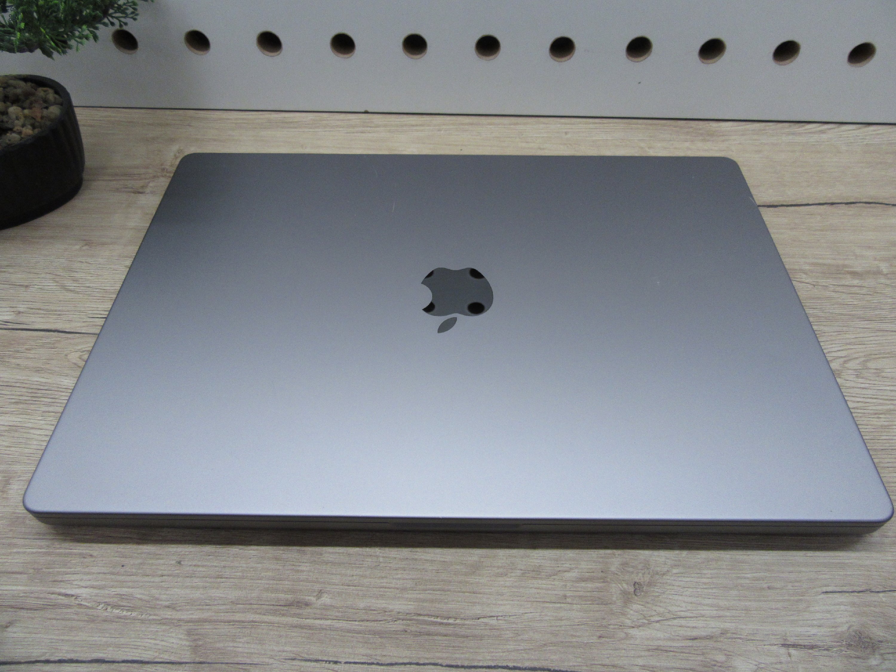 Apple MacBook Pro 16” (2021, M1 Max) – 64 GB RAM + 1 TB SSD, brutál 32-magos GPU, Liquid Retina XDR – Használt, szép állapot – 171 ciklus / 82% akku – 3 hónap garancia