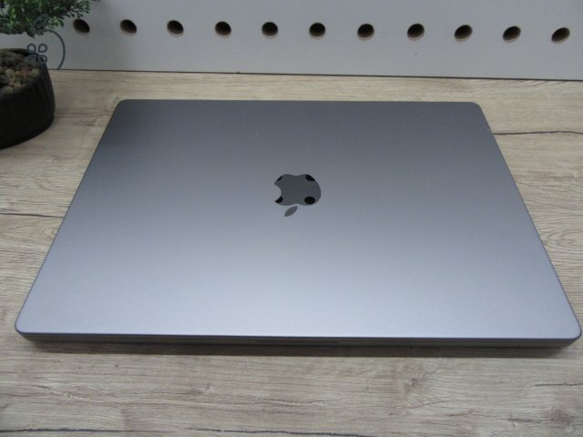 Apple MacBook Pro 16” (2021, M1 Max) – 64 GB RAM + 1 TB SSD, brutál 32-magos GPU, Liquid Retina XDR – Használt, szép állapot – 171 ciklus / 82% akku – 3 hónap garancia