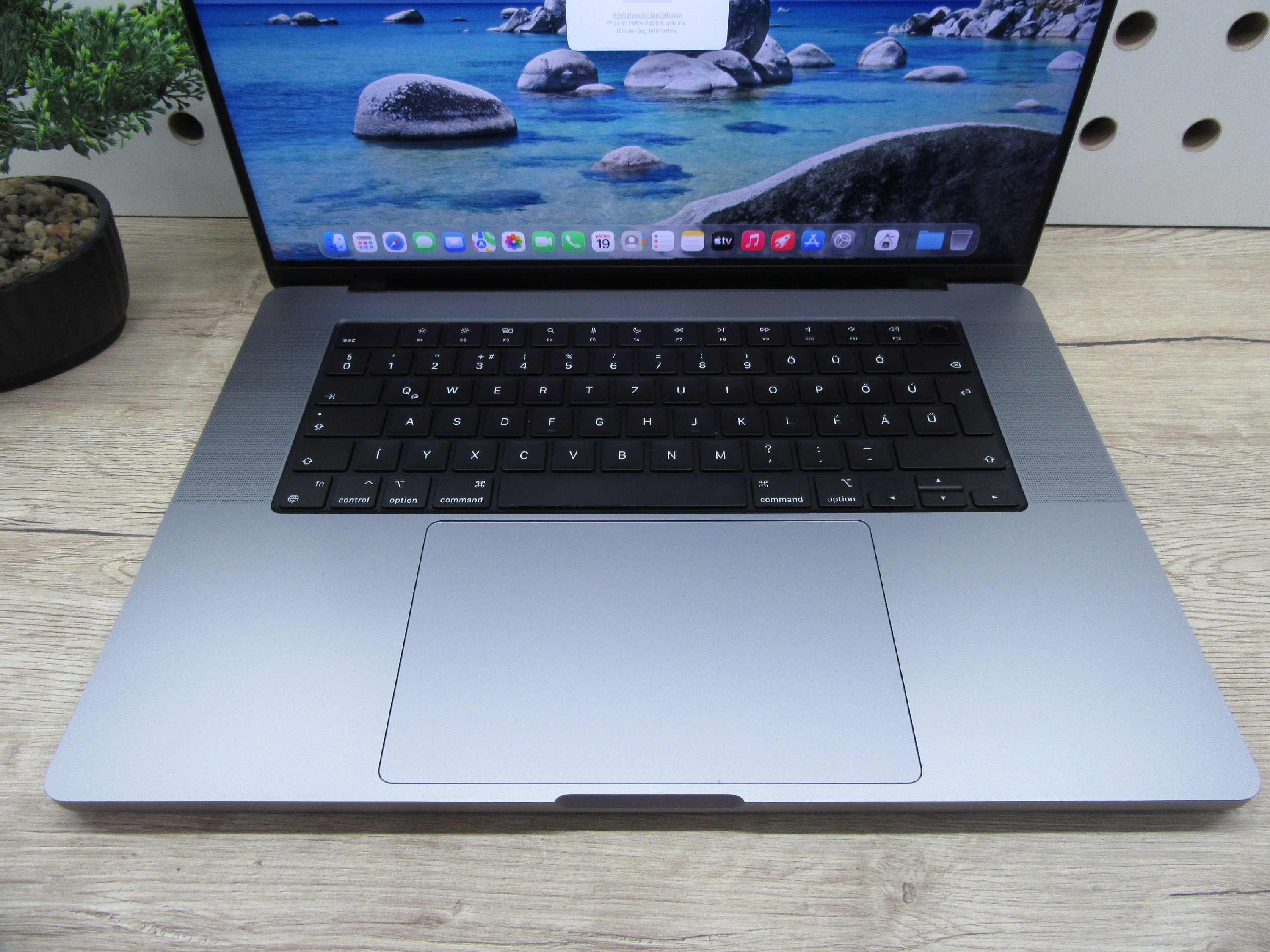 Apple MacBook Pro 16” (2021, M1 Max) – 64 GB RAM + 1 TB SSD, brutál 32-magos GPU, Liquid Retina XDR – Használt, szép állapot – 171 ciklus / 82% akku – 3 hónap garancia