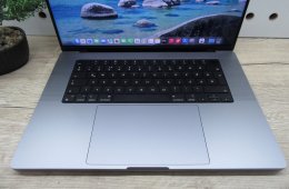 Apple MacBook Pro 16” (2021, M1 Max) – 64 GB RAM + 1 TB SSD, brutál 32-magos GPU, Liquid Retina XDR – Használt, szép állapot – 171 ciklus / 82% akku – 3 hónap garancia