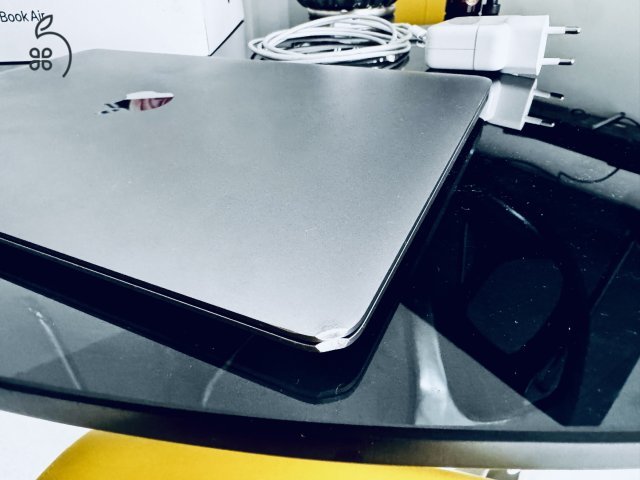 MacBookAir M1 (2020/12) - 16gb ram - 256gb tárhely - 88% akksi - Esztétikai hiba
